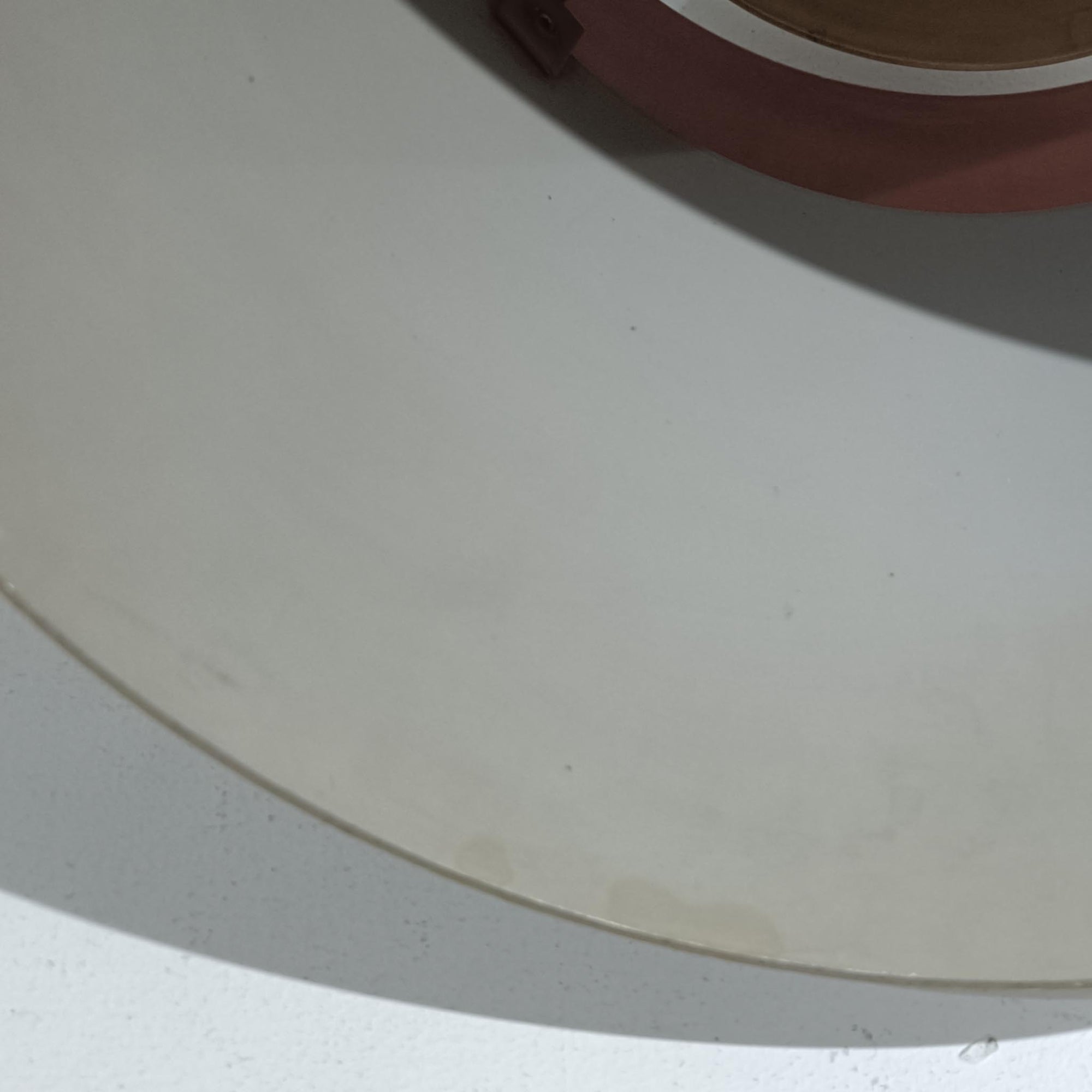 Jo HammerborgがFog &amp; Morupのために手掛けた「Corona」は、直径22cmとコンパクトながら全高45cmと縦にしっかりとした存在感を持つアルミ×スチール製ペンダントライトで、上下に伸びる円錐形フォルムと中央のブラックバンドが彫刻的な印象を与える北欧ビンテージ品です。光源を囲む二重構造によって眩しさを抑えつつ下方向へ明かりを集中的に落とす設計となっており、ダイニングやカウンター上での1灯使用はもちろん、複数灯を並べても空間にリズムを生み出します。経年で深まった素材の風合いがハーマボーらしいモダンな佇まいを際立たせ、空間のアクセントとしても十分な存在感を発揮します。