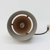 Jo HammerborgがFog & Morupのために手掛けた「Corona」は、直径22cmとコンパクトながら全高45cmと縦にしっかりとした存在感を持つアルミ×スチール製ペンダントライトで、上下に伸びる円錐形フォルムと中央のブラックバンドが彫刻的な印象を与える北欧ビンテージ品です。光源を囲む二重構造によって眩しさを抑えつつ下方向へ明かりを集中的に落とす設計となっており、ダイニングやカウンター上での1灯使用はもちろん、複数灯を並べても空間にリズムを生み出します。経年で深まった素材の風合いがハーマボーらしいモダンな佇まいを際立たせ、空間のアクセントとしても十分な存在感を発揮します。