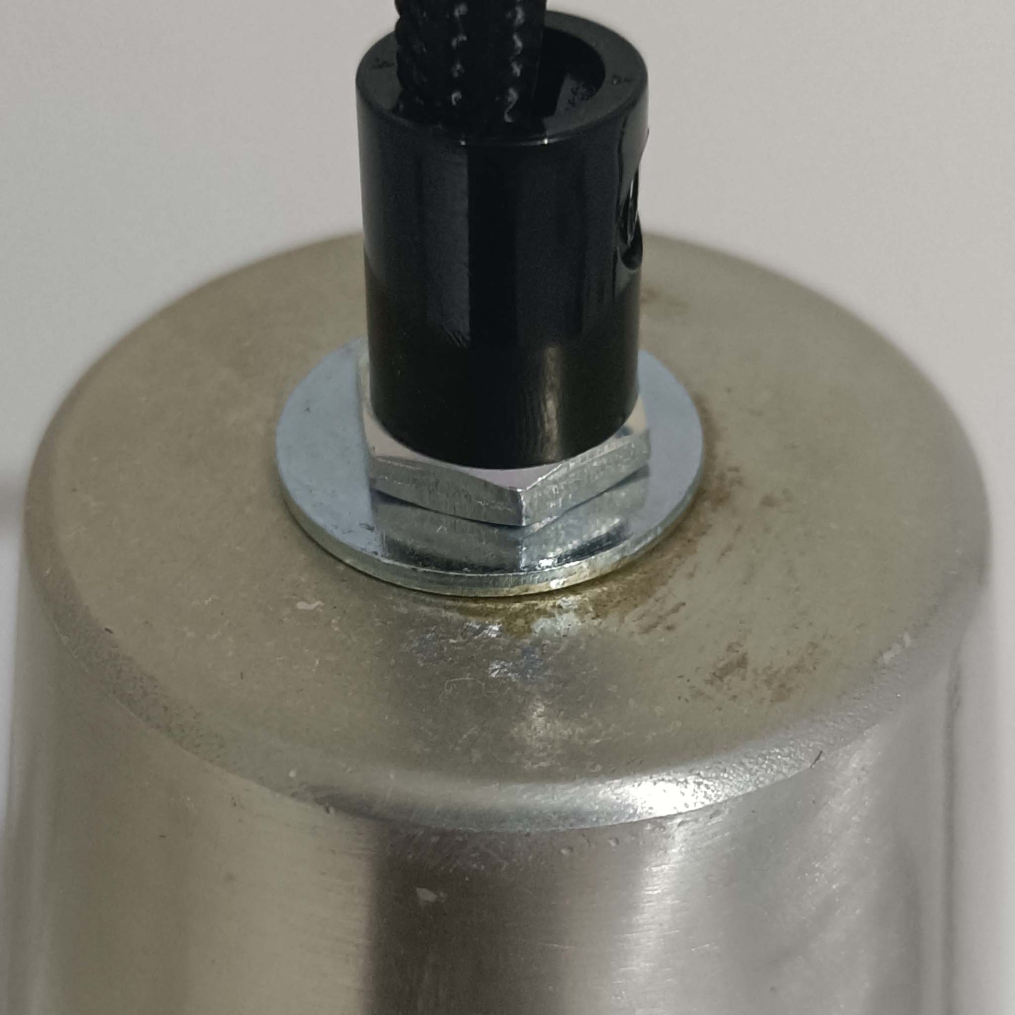 Jo HammerborgがFog &amp; Morupのために手掛けた「Corona」は、直径22cmとコンパクトながら全高45cmと縦にしっかりとした存在感を持つアルミ×スチール製ペンダントライトで、上下に伸びる円錐形フォルムと中央のブラックバンドが彫刻的な印象を与える北欧ビンテージ品です。光源を囲む二重構造によって眩しさを抑えつつ下方向へ明かりを集中的に落とす設計となっており、ダイニングやカウンター上での1灯使用はもちろん、複数灯を並べても空間にリズムを生み出します。経年で深まった素材の風合いがハーマボーらしいモダンな佇まいを際立たせ、空間のアクセントとしても十分な存在感を発揮します。