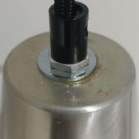 Jo HammerborgがFog & Morupのために手掛けた「Corona」は、直径22cmとコンパクトながら全高45cmと縦にしっかりとした存在感を持つアルミ×スチール製ペンダントライトで、上下に伸びる円錐形フォルムと中央のブラックバンドが彫刻的な印象を与える北欧ビンテージ品です。光源を囲む二重構造によって眩しさを抑えつつ下方向へ明かりを集中的に落とす設計となっており、ダイニングやカウンター上での1灯使用はもちろん、複数灯を並べても空間にリズムを生み出します。経年で深まった素材の風合いがハーマボーらしいモダンな佇まいを際立たせ、空間のアクセントとしても十分な存在感を発揮します。