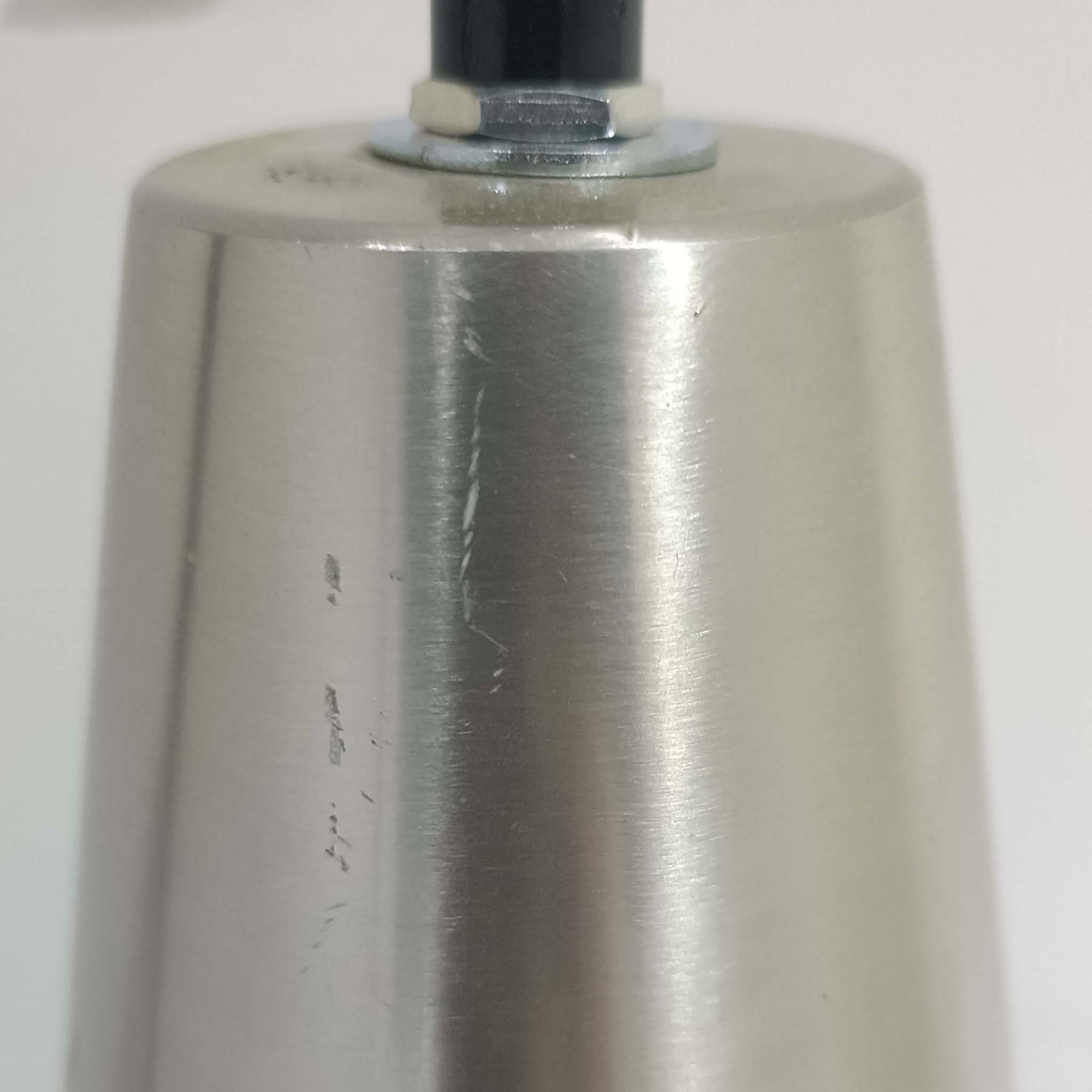 Jo HammerborgがFog &amp; Morupのために手掛けた「Corona」は、直径22cmとコンパクトながら全高45cmと縦にしっかりとした存在感を持つアルミ×スチール製ペンダントライトで、上下に伸びる円錐形フォルムと中央のブラックバンドが彫刻的な印象を与える北欧ビンテージ品です。光源を囲む二重構造によって眩しさを抑えつつ下方向へ明かりを集中的に落とす設計となっており、ダイニングやカウンター上での1灯使用はもちろん、複数灯を並べても空間にリズムを生み出します。経年で深まった素材の風合いがハーマボーらしいモダンな佇まいを際立たせ、空間のアクセントとしても十分な存在感を発揮します。