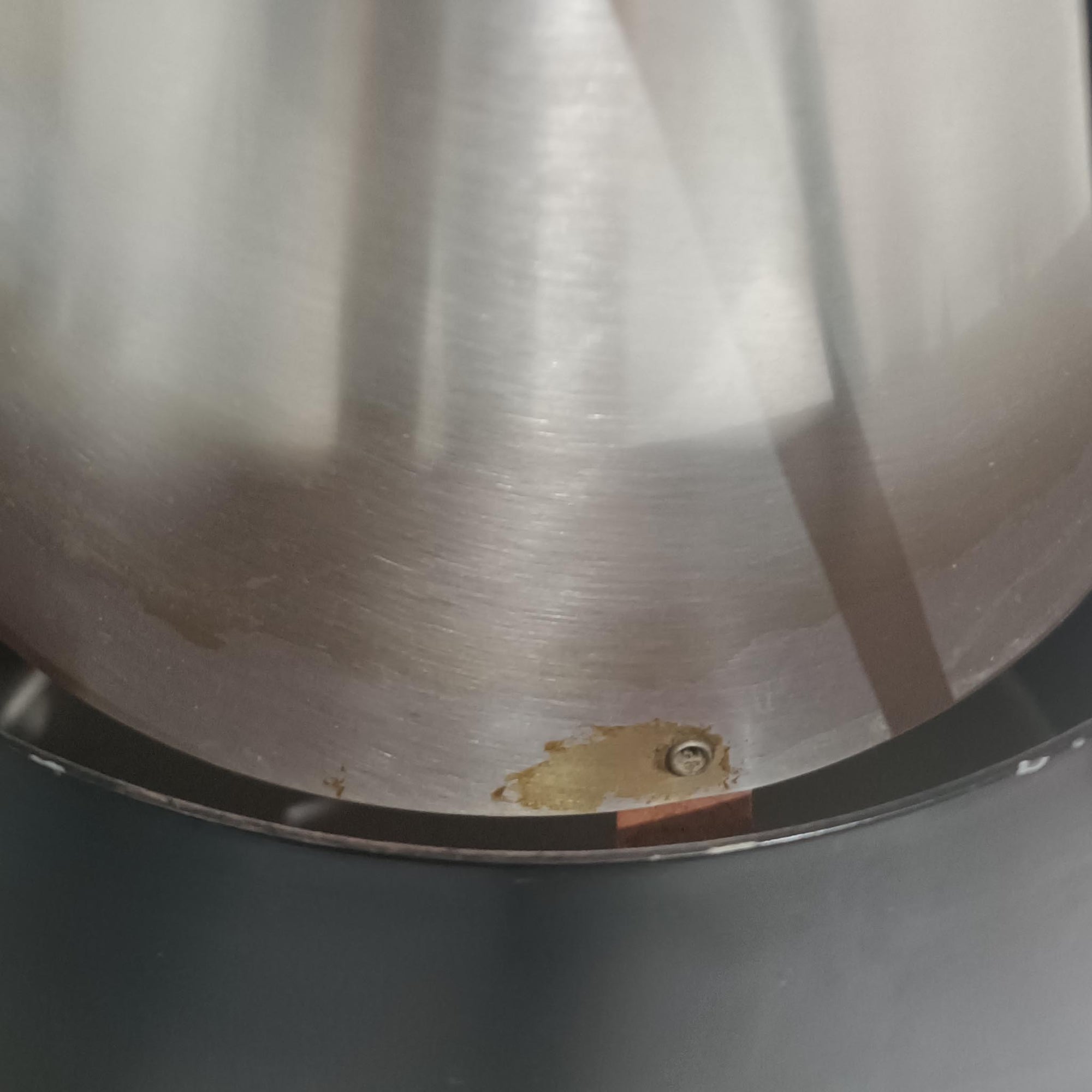 Jo HammerborgがFog &amp; Morupのために手掛けた「Corona」は、直径22cmとコンパクトながら全高45cmと縦にしっかりとした存在感を持つアルミ×スチール製ペンダントライトで、上下に伸びる円錐形フォルムと中央のブラックバンドが彫刻的な印象を与える北欧ビンテージ品です。光源を囲む二重構造によって眩しさを抑えつつ下方向へ明かりを集中的に落とす設計となっており、ダイニングやカウンター上での1灯使用はもちろん、複数灯を並べても空間にリズムを生み出します。経年で深まった素材の風合いがハーマボーらしいモダンな佇まいを際立たせ、空間のアクセントとしても十分な存在感を発揮します。