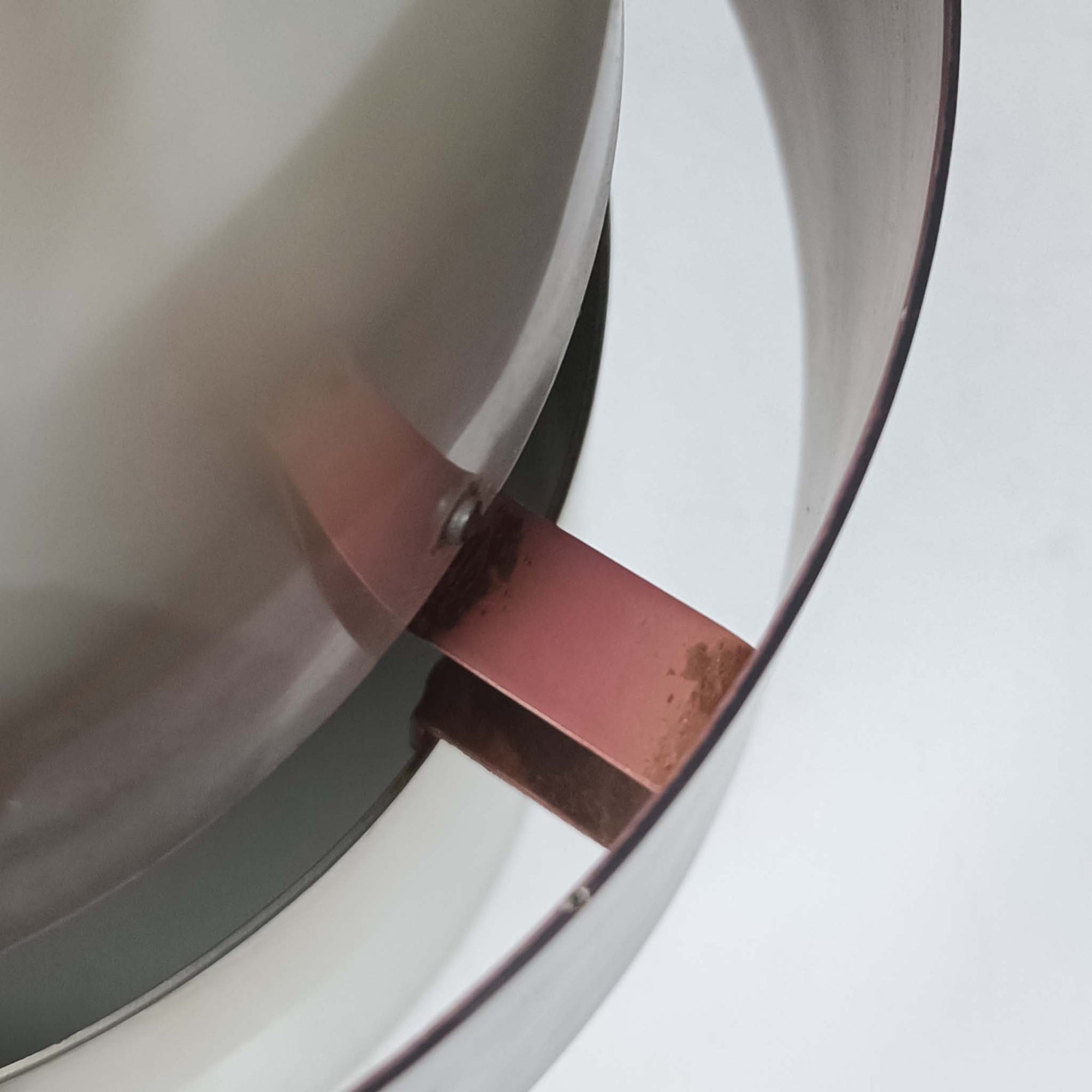 Jo HammerborgがFog &amp; Morupのために手掛けた「Corona」は、直径22cmとコンパクトながら全高45cmと縦にしっかりとした存在感を持つアルミ×スチール製ペンダントライトで、上下に伸びる円錐形フォルムと中央のブラックバンドが彫刻的な印象を与える北欧ビンテージ品です。光源を囲む二重構造によって眩しさを抑えつつ下方向へ明かりを集中的に落とす設計となっており、ダイニングやカウンター上での1灯使用はもちろん、複数灯を並べても空間にリズムを生み出します。経年で深まった素材の風合いがハーマボーらしいモダンな佇まいを際立たせ、空間のアクセントとしても十分な存在感を発揮します。