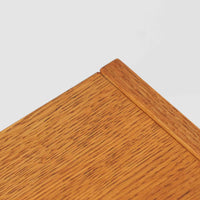 Domino Moblerが製作したデンマーク製ボードです。オーク材の明るく穏やかな木目を活かした端正なフレームです。引き戸構造により省スペースで使いやすく、内部には棚板を備え日用品や書類、食器などをすっきりと収納可能。幅122cmのバランスの取れたサイズ感で、リビングやダイニングのサイドキャビネットとしても活躍します。経年で味わいを増した木肌が空間に温もりと北欧ビンテージらしい趣を添える一品です。