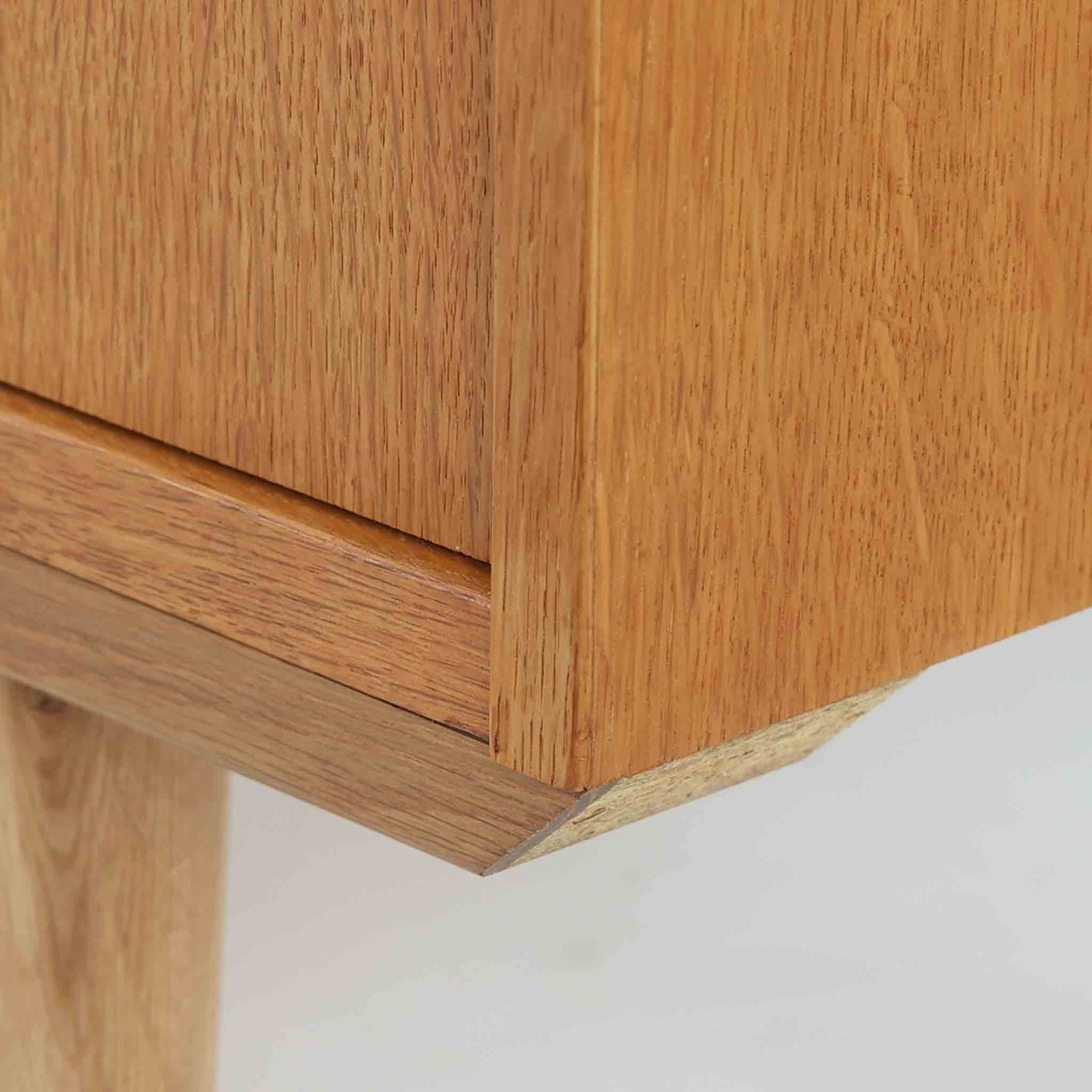 Domino Moblerが製作したデンマーク製ボードです。オーク材の明るく穏やかな木目を活かした端正なフレームです。引き戸構造により省スペースで使いやすく、内部には棚板を備え日用品や書類、食器などをすっきりと収納可能。幅122cmのバランスの取れたサイズ感で、リビングやダイニングのサイドキャビネットとしても活躍します。経年で味わいを増した木肌が空間に温もりと北欧ビンテージらしい趣を添える一品です。