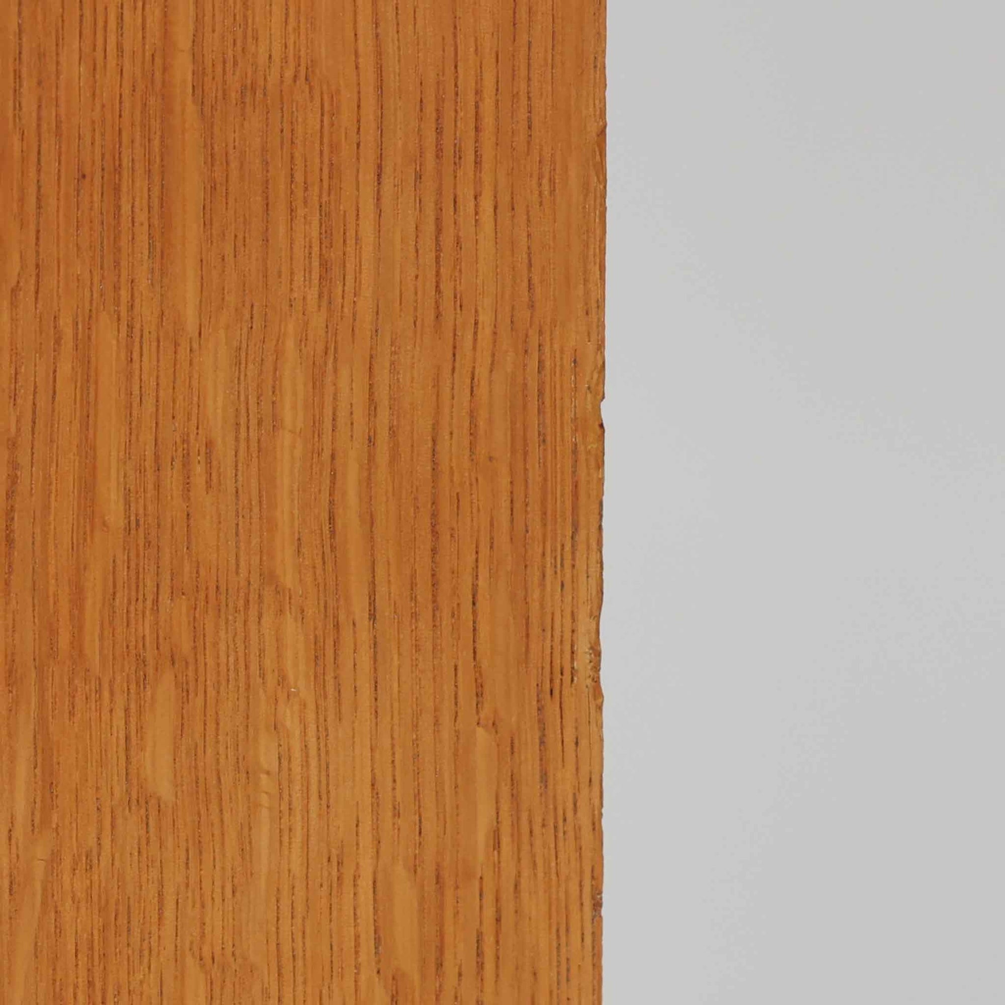 Domino Moblerが製作したデンマーク製ボードです。オーク材の明るく穏やかな木目を活かした端正なフレームです。引き戸構造により省スペースで使いやすく、内部には棚板を備え日用品や書類、食器などをすっきりと収納可能。幅122cmのバランスの取れたサイズ感で、リビングやダイニングのサイドキャビネットとしても活躍します。経年で味わいを増した木肌が空間に温もりと北欧ビンテージらしい趣を添える一品です。