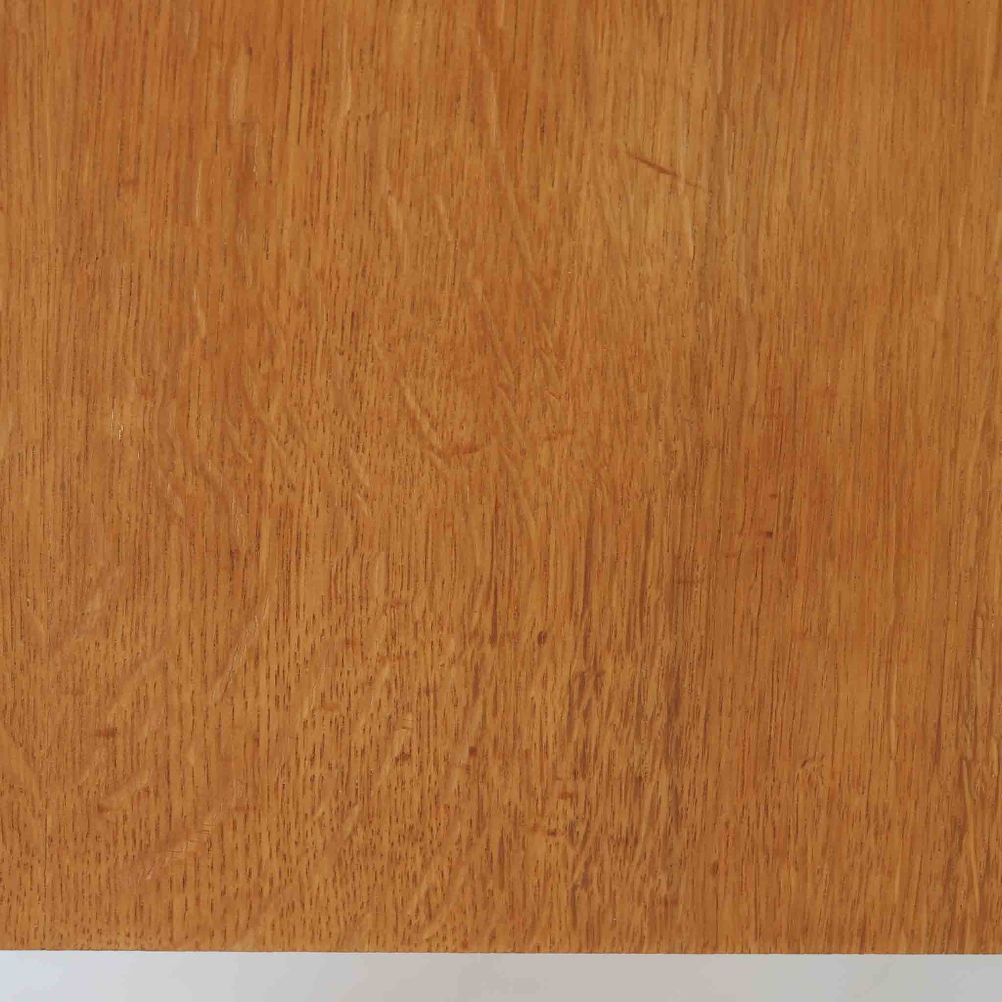 Domino Moblerが製作したデンマーク製ボードです。オーク材の明るく穏やかな木目を活かした端正なフレームです。引き戸構造により省スペースで使いやすく、内部には棚板を備え日用品や書類、食器などをすっきりと収納可能。幅122cmのバランスの取れたサイズ感で、リビングやダイニングのサイドキャビネットとしても活躍します。経年で味わいを増した木肌が空間に温もりと北欧ビンテージらしい趣を添える一品です。