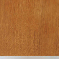 Domino Moblerが製作したデンマーク製ボードです。オーク材の明るく穏やかな木目を活かした端正なフレームです。引き戸構造により省スペースで使いやすく、内部には棚板を備え日用品や書類、食器などをすっきりと収納可能。幅122cmのバランスの取れたサイズ感で、リビングやダイニングのサイドキャビネットとしても活躍します。経年で味わいを増した木肌が空間に温もりと北欧ビンテージらしい趣を添える一品です。