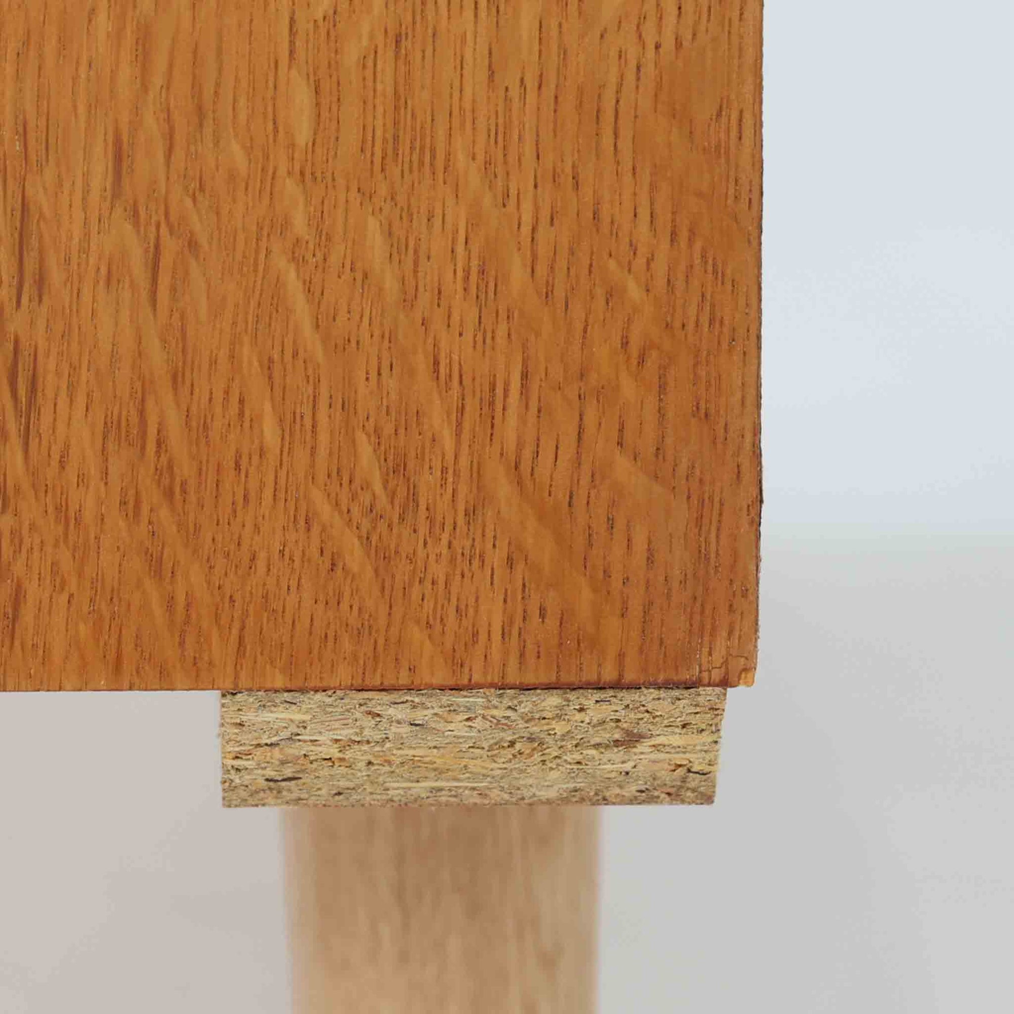 Domino Moblerが製作したデンマーク製ボードです。オーク材の明るく穏やかな木目を活かした端正なフレームです。引き戸構造により省スペースで使いやすく、内部には棚板を備え日用品や書類、食器などをすっきりと収納可能。幅122cmのバランスの取れたサイズ感で、リビングやダイニングのサイドキャビネットとしても活躍します。経年で味わいを増した木肌が空間に温もりと北欧ビンテージらしい趣を添える一品です。