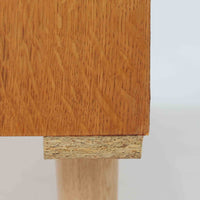 Domino Moblerが製作したデンマーク製ボードです。オーク材の明るく穏やかな木目を活かした端正なフレームです。引き戸構造により省スペースで使いやすく、内部には棚板を備え日用品や書類、食器などをすっきりと収納可能。幅122cmのバランスの取れたサイズ感で、リビングやダイニングのサイドキャビネットとしても活躍します。経年で味わいを増した木肌が空間に温もりと北欧ビンテージらしい趣を添える一品です。