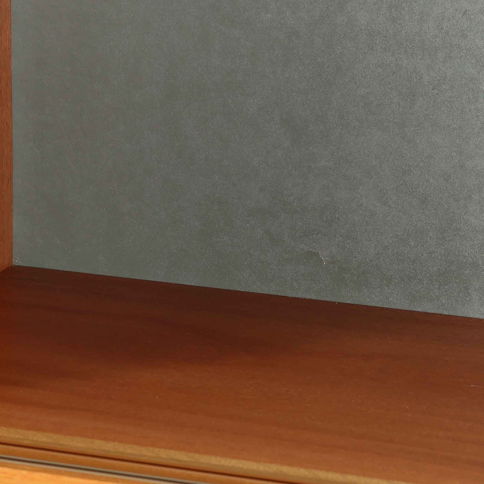 Domino Moblerが製作したデンマーク製ボードです。オーク材の明るく穏やかな木目を活かした端正なフレームです。引き戸構造により省スペースで使いやすく、内部には棚板を備え日用品や書類、食器などをすっきりと収納可能。幅122cmのバランスの取れたサイズ感で、リビングやダイニングのサイドキャビネットとしても活躍します。経年で味わいを増した木肌が空間に温もりと北欧ビンテージらしい趣を添える一品です。