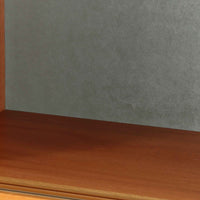 Domino Moblerが製作したデンマーク製ボードです。オーク材の明るく穏やかな木目を活かした端正なフレームです。引き戸構造により省スペースで使いやすく、内部には棚板を備え日用品や書類、食器などをすっきりと収納可能。幅122cmのバランスの取れたサイズ感で、リビングやダイニングのサイドキャビネットとしても活躍します。経年で味わいを増した木肌が空間に温もりと北欧ビンテージらしい趣を添える一品です。