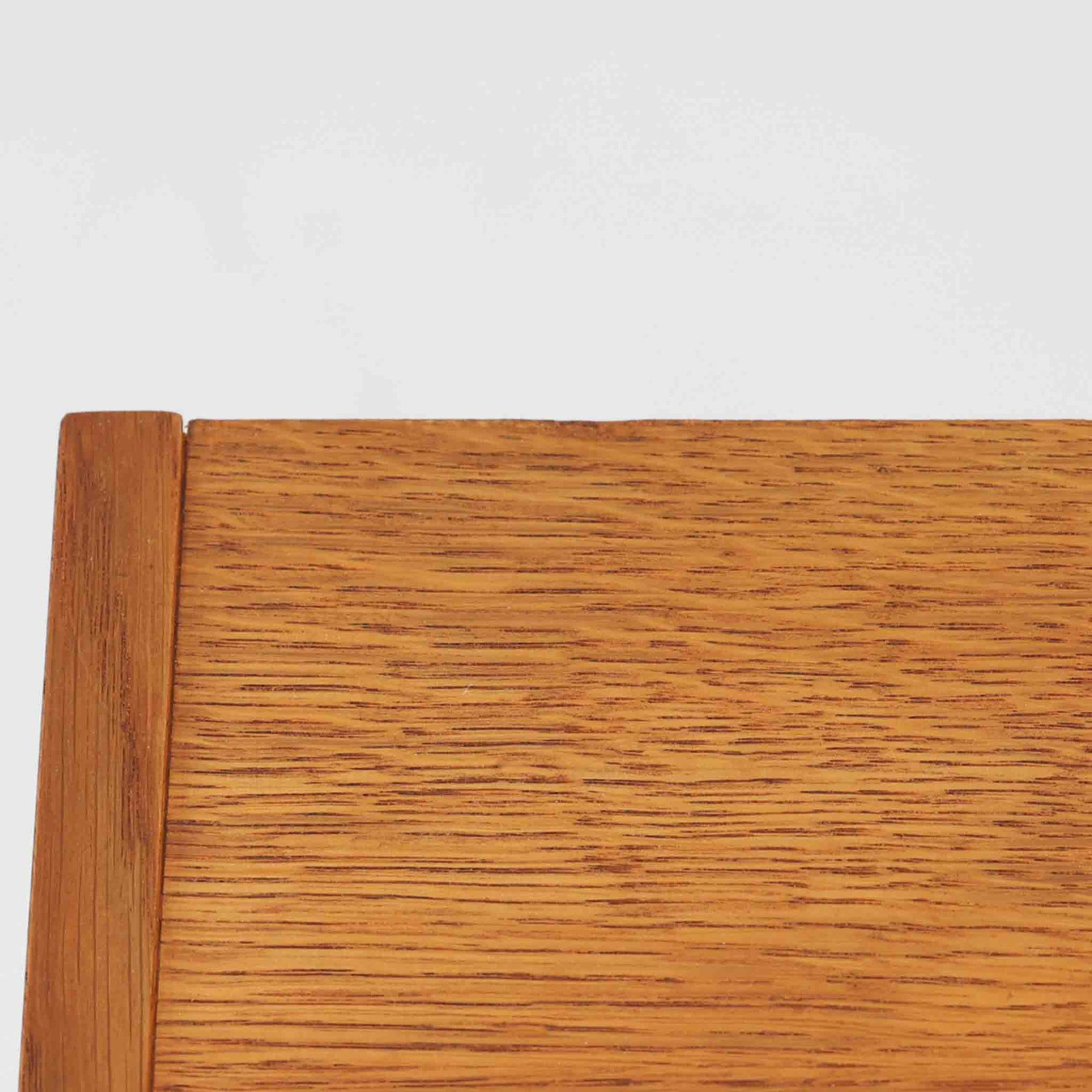 Domino Moblerが製作したデンマーク製ボードです。オーク材の明るく穏やかな木目を活かした端正なフレームです。引き戸構造により省スペースで使いやすく、内部には棚板を備え日用品や書類、食器などをすっきりと収納可能。幅122cmのバランスの取れたサイズ感で、リビングやダイニングのサイドキャビネットとしても活躍します。経年で味わいを増した木肌が空間に温もりと北欧ビンテージらしい趣を添える一品です。