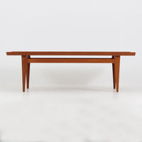 デンマークの名匠フィン・ユールによるデザイン、France & Son社製（前身のFrance & Daverkosen時代に製造）センターテーブル「FD532」です。1950～1957年頃の製造と推測され、チーク無垢材を贅沢に用いた質感豊かな仕上がりが魅力です。脚部から幕板にかけての有機的な曲線や彫刻的なフォルムはフィン・ユールならではの造形美を感じさせ、天板縁のわずかな立ち上がりが軽やかな印象を与えます。FD532には複数の高さバリエーションが存在しますが、本品は低めの約45cmモデルで、ソファ前に合わせやすいバランスの取れたサイズ感。北欧家具らしい温もりと職人技が融合した、希少かつ上質なビンテージテーブルです。