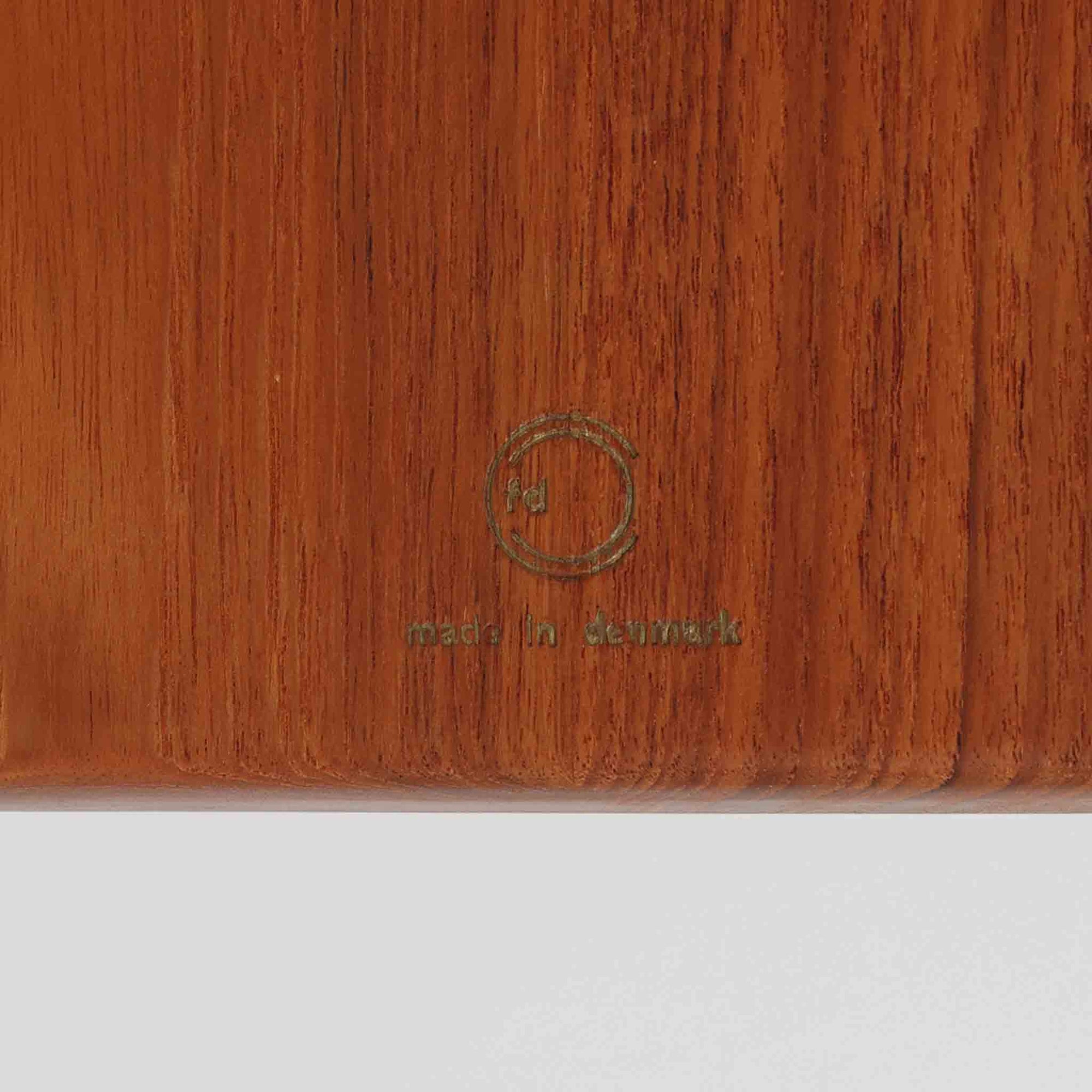 デンマークの名匠フィン・ユールによるデザイン、France &amp; Son社製（前身のFrance &amp; Daverkosen時代に製造）センターテーブル「FD532」です。1950～1957年頃の製造と推測され、チーク無垢材を贅沢に用いた質感豊かな仕上がりが魅力です。脚部から幕板にかけての有機的な曲線や彫刻的なフォルムはフィン・ユールならではの造形美を感じさせ、天板縁のわずかな立ち上がりが軽やかな印象を与えます。FD532には複数の高さバリエーションが存在しますが、本品は低めの約45cmモデルで、ソファ前に合わせやすいバランスの取れたサイズ感。北欧家具らしい温もりと職人技が融合した、希少かつ上質なビンテージテーブルです。