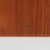 デンマークの名匠フィン・ユールによるデザイン、France & Son社製（前身のFrance & Daverkosen時代に製造）センターテーブル「FD532」です。1950～1957年頃の製造と推測され、チーク無垢材を贅沢に用いた質感豊かな仕上がりが魅力です。脚部から幕板にかけての有機的な曲線や彫刻的なフォルムはフィン・ユールならではの造形美を感じさせ、天板縁のわずかな立ち上がりが軽やかな印象を与えます。FD532には複数の高さバリエーションが存在しますが、本品は低めの約45cmモデルで、ソファ前に合わせやすいバランスの取れたサイズ感。北欧家具らしい温もりと職人技が融合した、希少かつ上質なビンテージテーブルです。