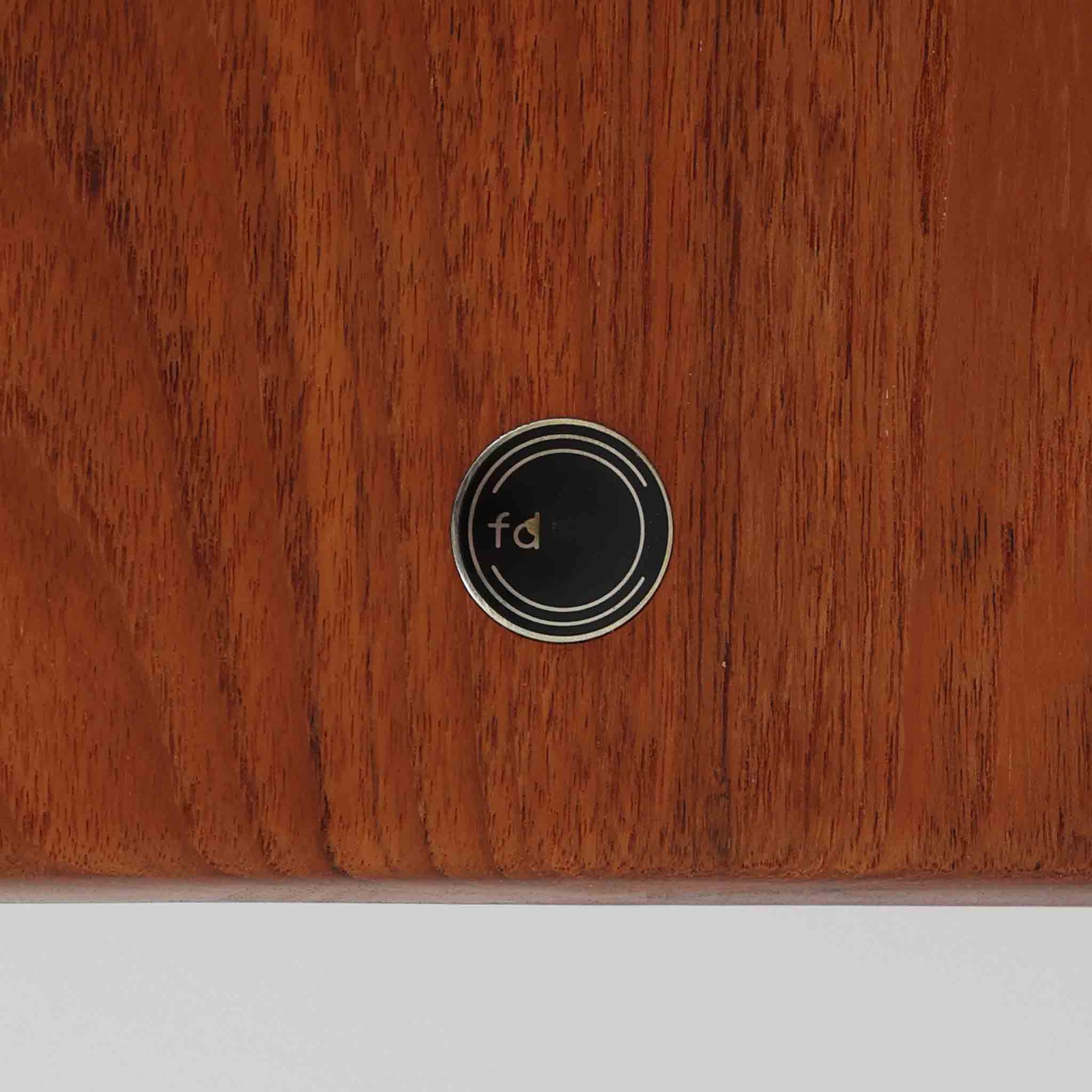 デンマークの名匠フィン・ユールによるデザイン、France &amp; Son社製（前身のFrance &amp; Daverkosen時代に製造）センターテーブル「FD532」です。1950～1957年頃の製造と推測され、チーク無垢材を贅沢に用いた質感豊かな仕上がりが魅力です。脚部から幕板にかけての有機的な曲線や彫刻的なフォルムはフィン・ユールならではの造形美を感じさせ、天板縁のわずかな立ち上がりが軽やかな印象を与えます。FD532には複数の高さバリエーションが存在しますが、本品は低めの約45cmモデルで、ソファ前に合わせやすいバランスの取れたサイズ感。北欧家具らしい温もりと職人技が融合した、希少かつ上質なビンテージテーブルです。