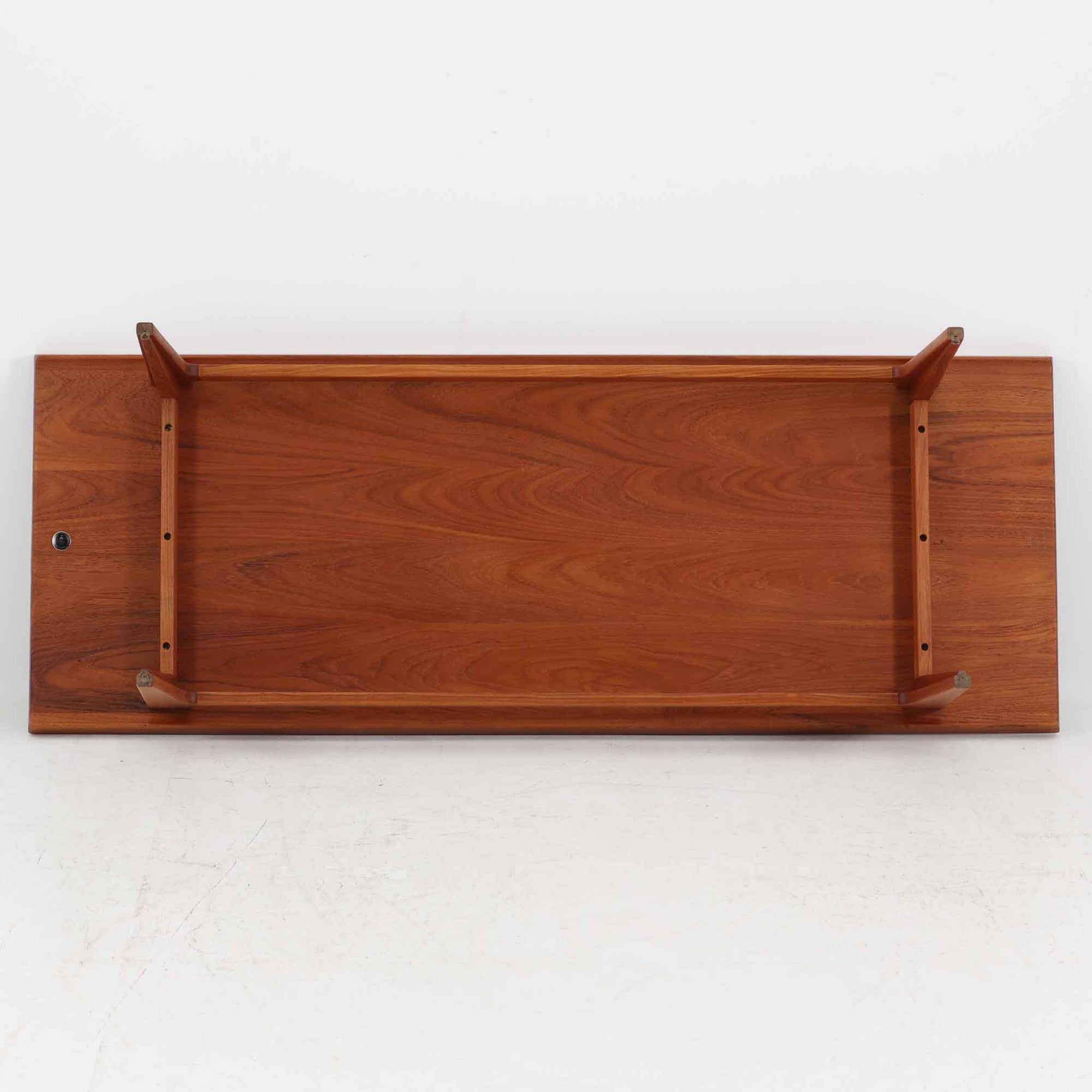 デンマークの名匠フィン・ユールによるデザイン、France &amp; Son社製（前身のFrance &amp; Daverkosen時代に製造）センターテーブル「FD532」です。1950～1957年頃の製造と推測され、チーク無垢材を贅沢に用いた質感豊かな仕上がりが魅力です。脚部から幕板にかけての有機的な曲線や彫刻的なフォルムはフィン・ユールならではの造形美を感じさせ、天板縁のわずかな立ち上がりが軽やかな印象を与えます。FD532には複数の高さバリエーションが存在しますが、本品は低めの約45cmモデルで、ソファ前に合わせやすいバランスの取れたサイズ感。北欧家具らしい温もりと職人技が融合した、希少かつ上質なビンテージテーブルです。