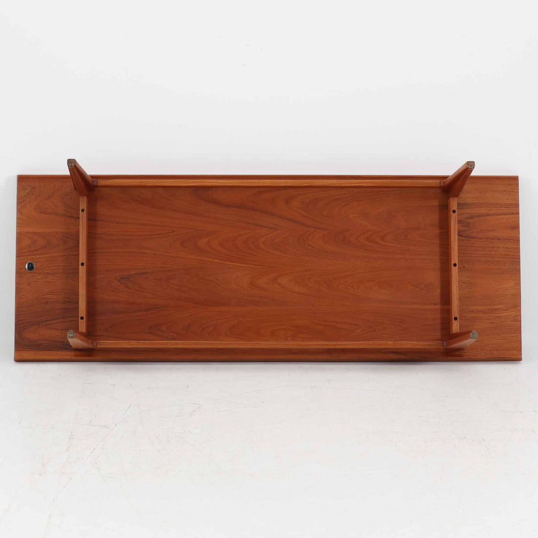 デンマークの名匠フィン・ユールによるデザイン、France & Son社製（前身のFrance & Daverkosen時代に製造）センターテーブル「FD532」です。1950～1957年頃の製造と推測され、チーク無垢材を贅沢に用いた質感豊かな仕上がりが魅力です。脚部から幕板にかけての有機的な曲線や彫刻的なフォルムはフィン・ユールならではの造形美を感じさせ、天板縁のわずかな立ち上がりが軽やかな印象を与えます。FD532には複数の高さバリエーションが存在しますが、本品は低めの約45cmモデルで、ソファ前に合わせやすいバランスの取れたサイズ感。北欧家具らしい温もりと職人技が融合した、希少かつ上質なビンテージテーブルです。