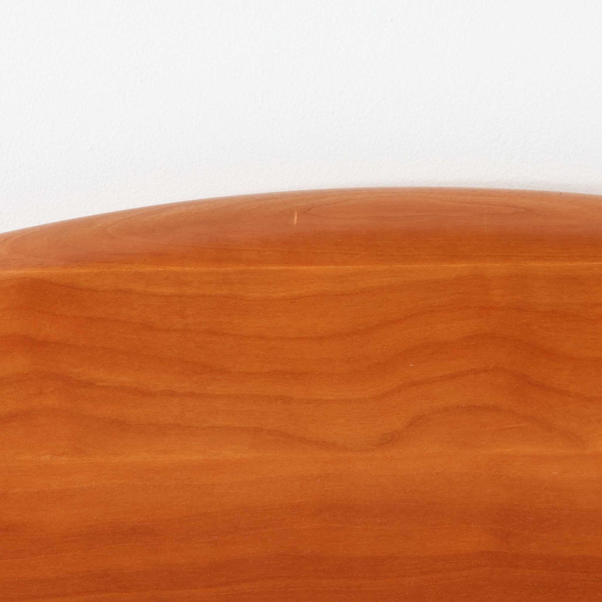 ブロードレネ・アンダーセンによる円形ダイニングテーブルで、チェリー無垢材を贅沢に用いた北欧ビンテージらしい上質な佇まいが魅力です。直径110cmのラウンド天板は、縁にやわらかな丸みを持たせた丁寧な仕上げで、脚部とのバランスも美しく、食卓を穏やかな雰囲気に整えます。無垢材ならではの滑らかな手触りと、経年により深みを増した色合いが特徴で、家族の団らんはもちろん、来客時にも自然と人が集まる一台です。北欧家具らしい実用性と職人技が感じられる、長く付き合えるダイニングテーブルです。