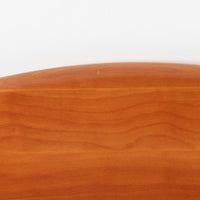 ブロードレネ・アンダーセンによる円形ダイニングテーブルで、チェリー無垢材を贅沢に用いた北欧ビンテージらしい上質な佇まいが魅力です。直径110cmのラウンド天板は、縁にやわらかな丸みを持たせた丁寧な仕上げで、脚部とのバランスも美しく、食卓を穏やかな雰囲気に整えます。無垢材ならではの滑らかな手触りと、経年により深みを増した色合いが特徴で、家族の団らんはもちろん、来客時にも自然と人が集まる一台です。北欧家具らしい実用性と職人技が感じられる、長く付き合えるダイニングテーブルです。