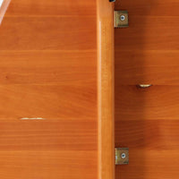 ブロードレネ・アンダーセンによる円形ダイニングテーブルで、チェリー無垢材を贅沢に用いた北欧ビンテージらしい上質な佇まいが魅力です。直径110cmのラウンド天板は、縁にやわらかな丸みを持たせた丁寧な仕上げで、脚部とのバランスも美しく、食卓を穏やかな雰囲気に整えます。無垢材ならではの滑らかな手触りと、経年により深みを増した色合いが特徴で、家族の団らんはもちろん、来客時にも自然と人が集まる一台です。北欧家具らしい実用性と職人技が感じられる、長く付き合えるダイニングテーブルです。