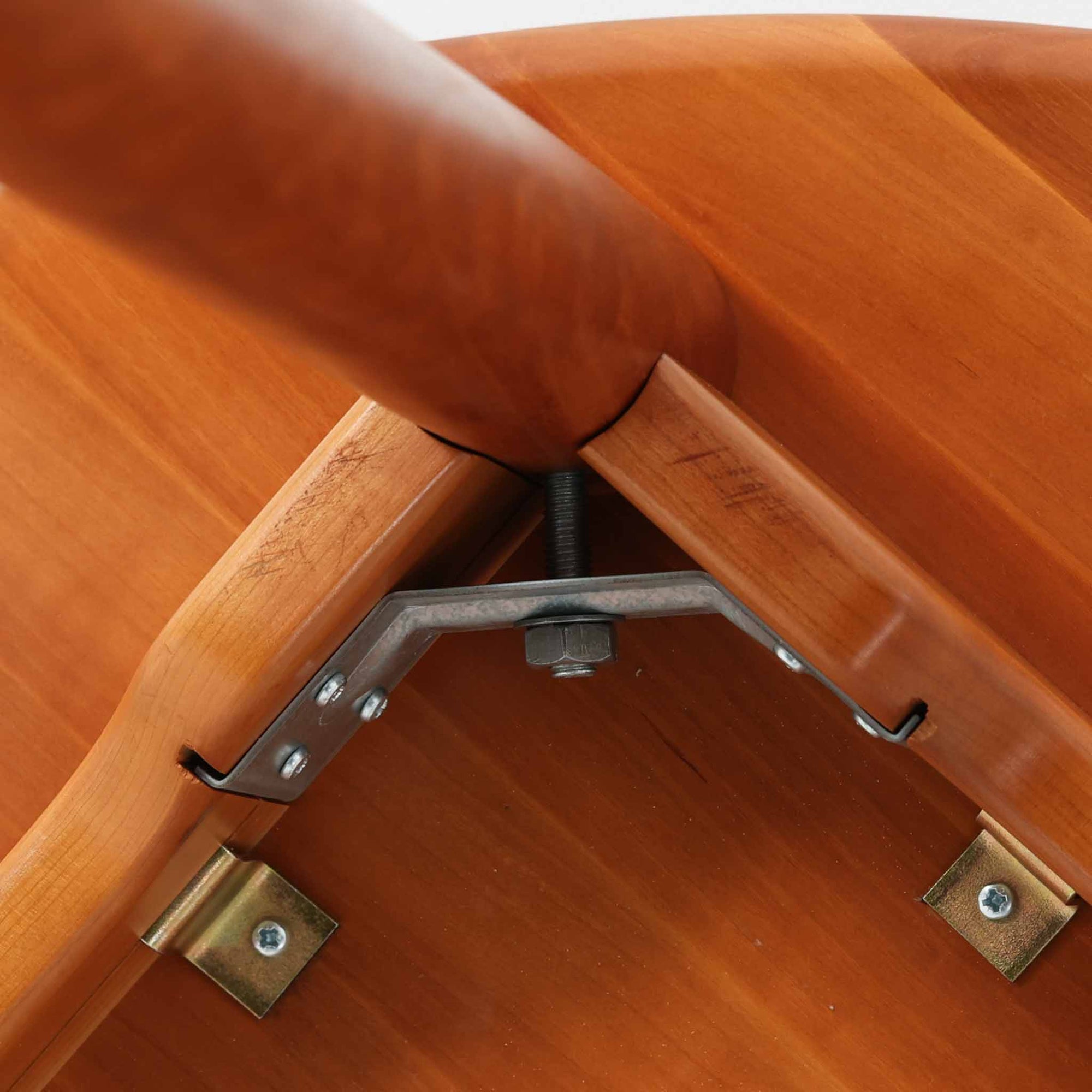 ブロードレネ・アンダーセンによる円形ダイニングテーブルで、チェリー無垢材を贅沢に用いた北欧ビンテージらしい上質な佇まいが魅力です。直径110cmのラウンド天板は、縁にやわらかな丸みを持たせた丁寧な仕上げで、脚部とのバランスも美しく、食卓を穏やかな雰囲気に整えます。無垢材ならではの滑らかな手触りと、経年により深みを増した色合いが特徴で、家族の団らんはもちろん、来客時にも自然と人が集まる一台です。北欧家具らしい実用性と職人技が感じられる、長く付き合えるダイニングテーブルです。