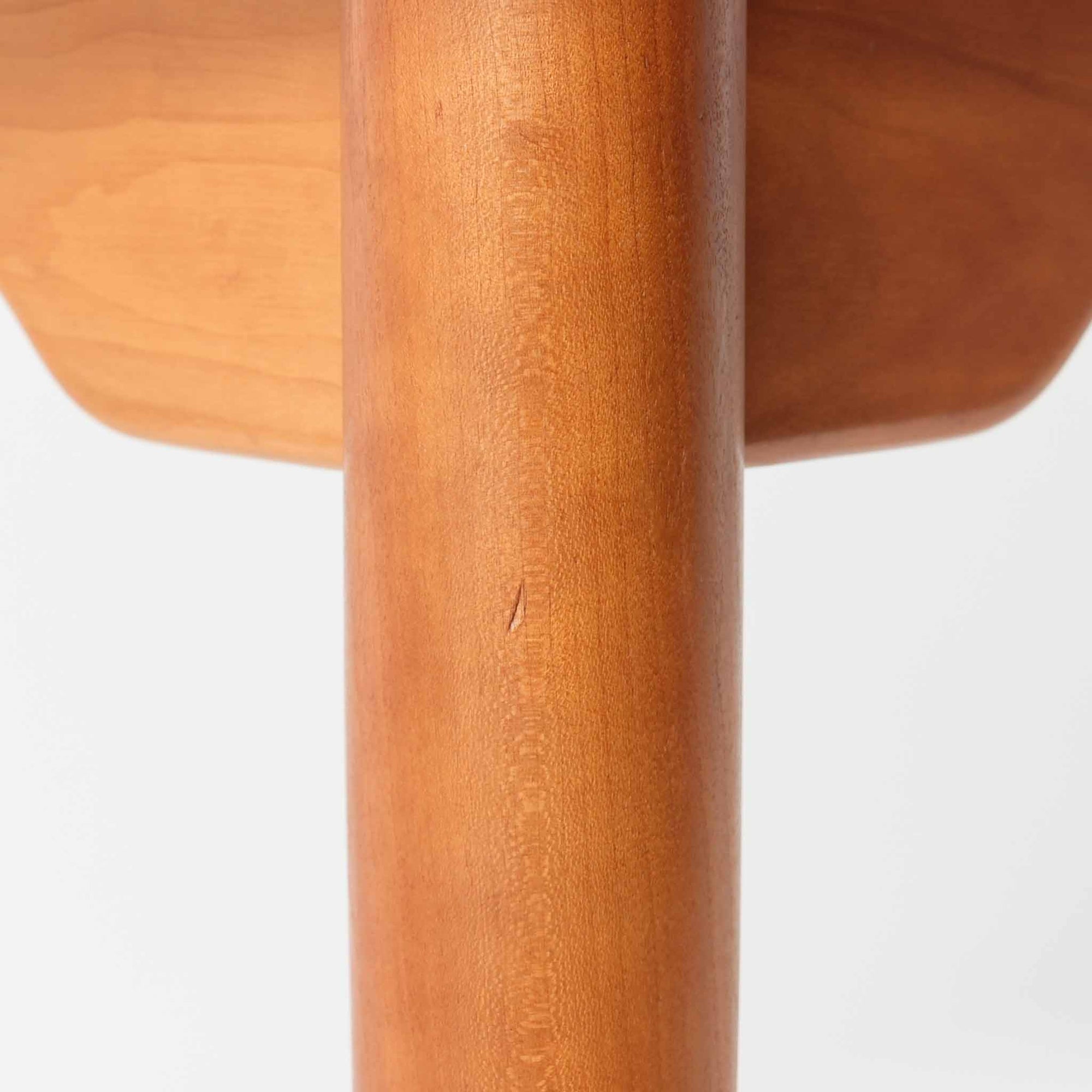 ブロードレネ・アンダーセンによる円形ダイニングテーブルで、チェリー無垢材を贅沢に用いた北欧ビンテージらしい上質な佇まいが魅力です。直径110cmのラウンド天板は、縁にやわらかな丸みを持たせた丁寧な仕上げで、脚部とのバランスも美しく、食卓を穏やかな雰囲気に整えます。無垢材ならではの滑らかな手触りと、経年により深みを増した色合いが特徴で、家族の団らんはもちろん、来客時にも自然と人が集まる一台です。北欧家具らしい実用性と職人技が感じられる、長く付き合えるダイニングテーブルです。