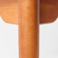 ブロードレネ・アンダーセンによる円形ダイニングテーブルで、チェリー無垢材を贅沢に用いた北欧ビンテージらしい上質な佇まいが魅力です。直径110cmのラウンド天板は、縁にやわらかな丸みを持たせた丁寧な仕上げで、脚部とのバランスも美しく、食卓を穏やかな雰囲気に整えます。無垢材ならではの滑らかな手触りと、経年により深みを増した色合いが特徴で、家族の団らんはもちろん、来客時にも自然と人が集まる一台です。北欧家具らしい実用性と職人技が感じられる、長く付き合えるダイニングテーブルです。