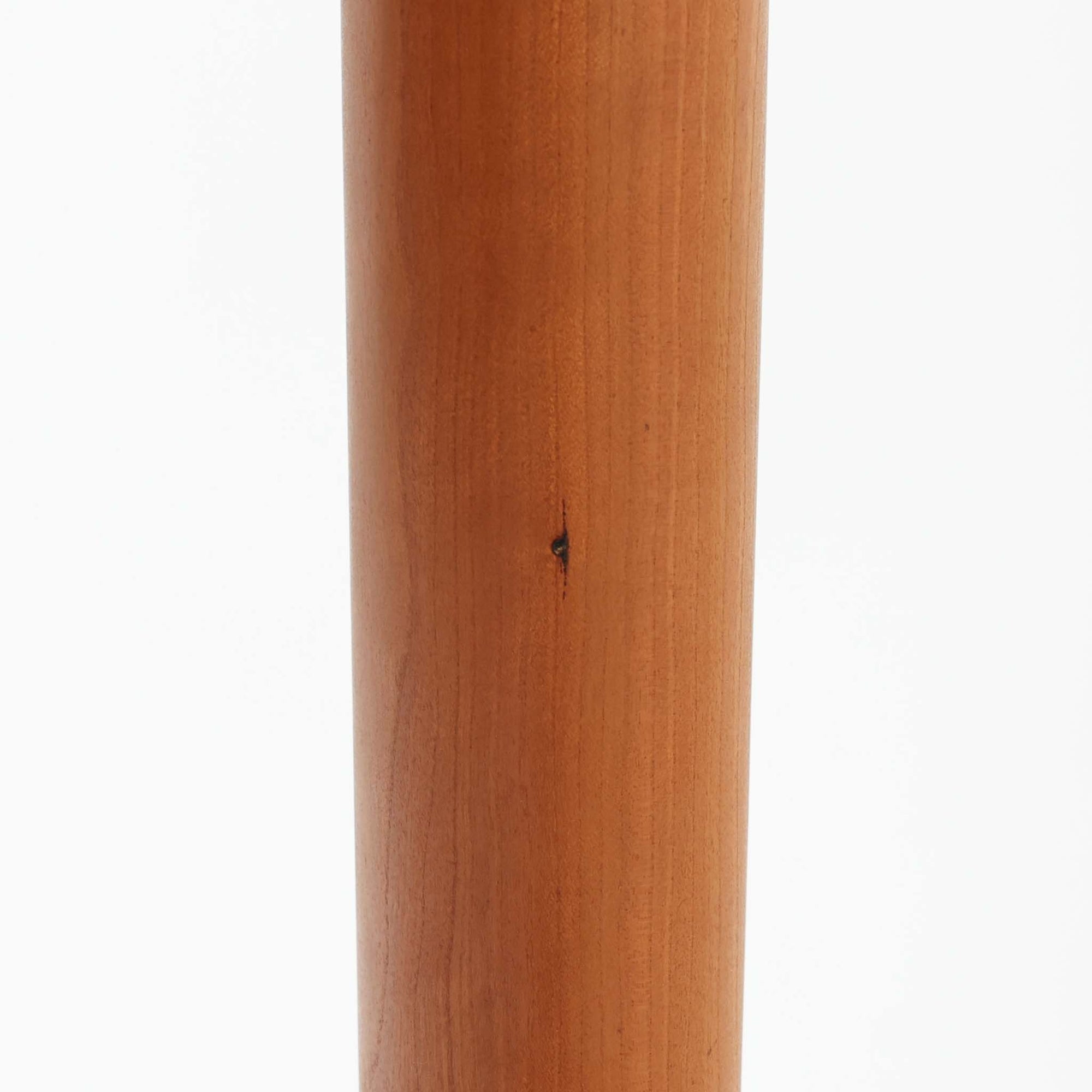 ブロードレネ・アンダーセンによる円形ダイニングテーブルで、チェリー無垢材を贅沢に用いた北欧ビンテージらしい上質な佇まいが魅力です。直径110cmのラウンド天板は、縁にやわらかな丸みを持たせた丁寧な仕上げで、脚部とのバランスも美しく、食卓を穏やかな雰囲気に整えます。無垢材ならではの滑らかな手触りと、経年により深みを増した色合いが特徴で、家族の団らんはもちろん、来客時にも自然と人が集まる一台です。北欧家具らしい実用性と職人技が感じられる、長く付き合えるダイニングテーブルです。