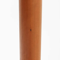 ブロードレネ・アンダーセンによる円形ダイニングテーブルで、チェリー無垢材を贅沢に用いた北欧ビンテージらしい上質な佇まいが魅力です。直径110cmのラウンド天板は、縁にやわらかな丸みを持たせた丁寧な仕上げで、脚部とのバランスも美しく、食卓を穏やかな雰囲気に整えます。無垢材ならではの滑らかな手触りと、経年により深みを増した色合いが特徴で、家族の団らんはもちろん、来客時にも自然と人が集まる一台です。北欧家具らしい実用性と職人技が感じられる、長く付き合えるダイニングテーブルです。