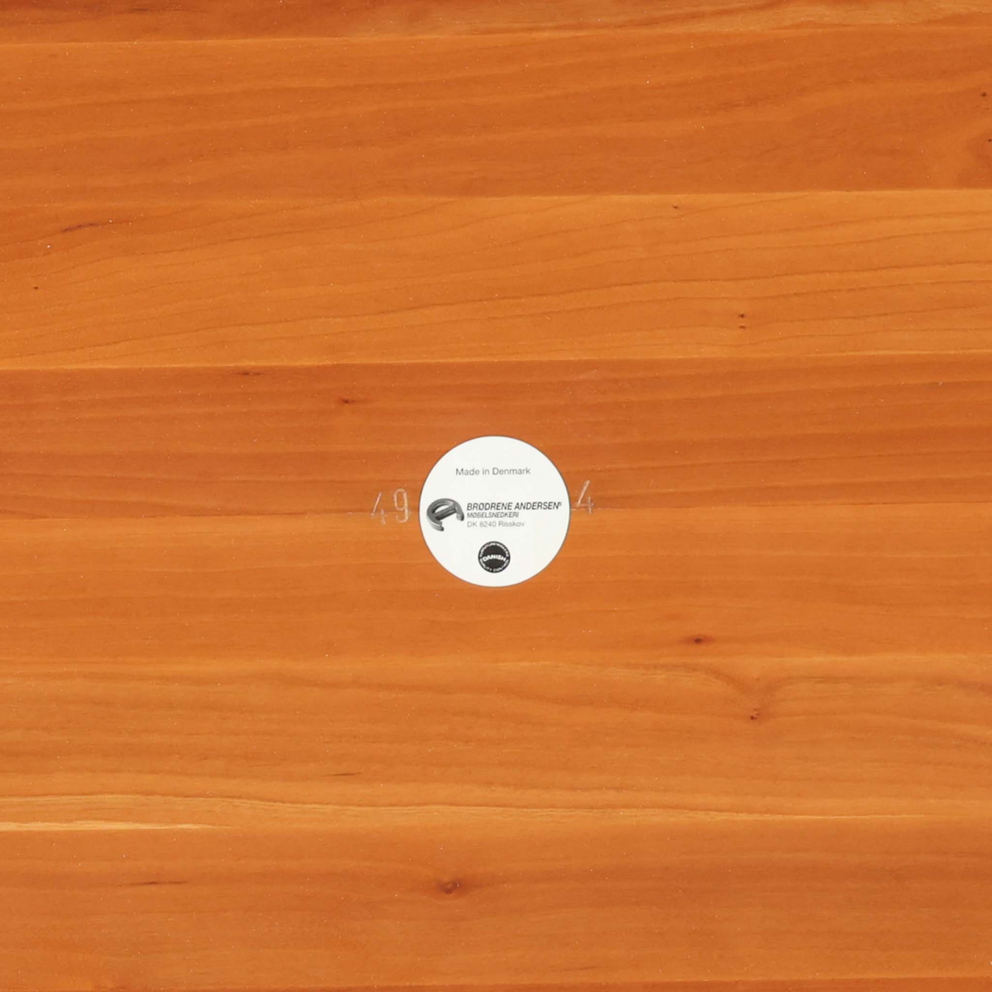 ブロードレネ・アンダーセンによる円形ダイニングテーブルで、チェリー無垢材を贅沢に用いた北欧ビンテージらしい上質な佇まいが魅力です。直径110cmのラウンド天板は、縁にやわらかな丸みを持たせた丁寧な仕上げで、脚部とのバランスも美しく、食卓を穏やかな雰囲気に整えます。無垢材ならではの滑らかな手触りと、経年により深みを増した色合いが特徴で、家族の団らんはもちろん、来客時にも自然と人が集まる一台です。北欧家具らしい実用性と職人技が感じられる、長く付き合えるダイニングテーブルです。