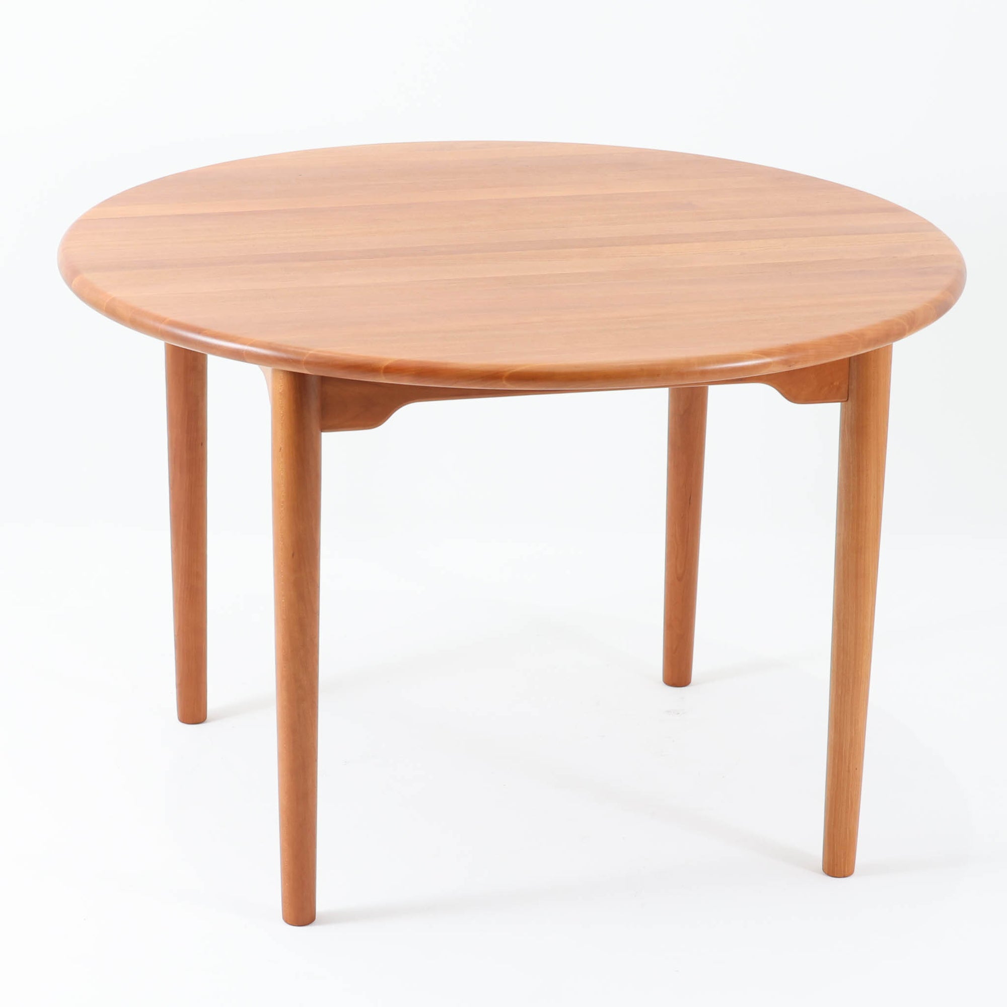 ブロードレネ・アンダーセンによる円形ダイニングテーブルで、チェリー無垢材を贅沢に用いた北欧ビンテージらしい上質な佇まいが魅力です。直径110cmのラウンド天板は、縁にやわらかな丸みを持たせた丁寧な仕上げで、脚部とのバランスも美しく、食卓を穏やかな雰囲気に整えます。無垢材ならではの滑らかな手触りと、経年により深みを増した色合いが特徴で、家族の団らんはもちろん、来客時にも自然と人が集まる一台です。北欧家具らしい実用性と職人技が感じられる、長く付き合えるダイニングテーブルです。