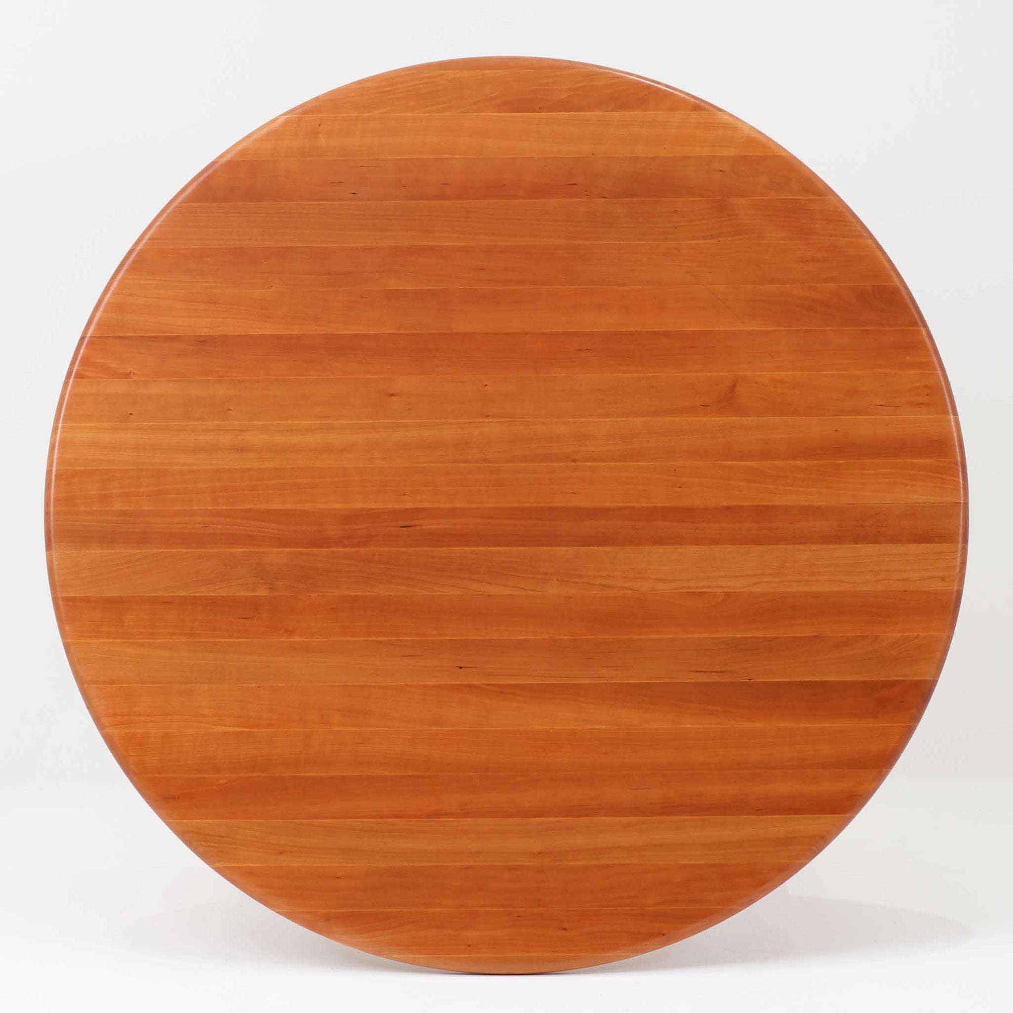 ブロードレネ・アンダーセンによる円形ダイニングテーブルで、チェリー無垢材を贅沢に用いた北欧ビンテージらしい上質な佇まいが魅力です。直径110cmのラウンド天板は、縁にやわらかな丸みを持たせた丁寧な仕上げで、脚部とのバランスも美しく、食卓を穏やかな雰囲気に整えます。無垢材ならではの滑らかな手触りと、経年により深みを増した色合いが特徴で、家族の団らんはもちろん、来客時にも自然と人が集まる一台です。北欧家具らしい実用性と職人技が感じられる、長く付き合えるダイニングテーブルです。