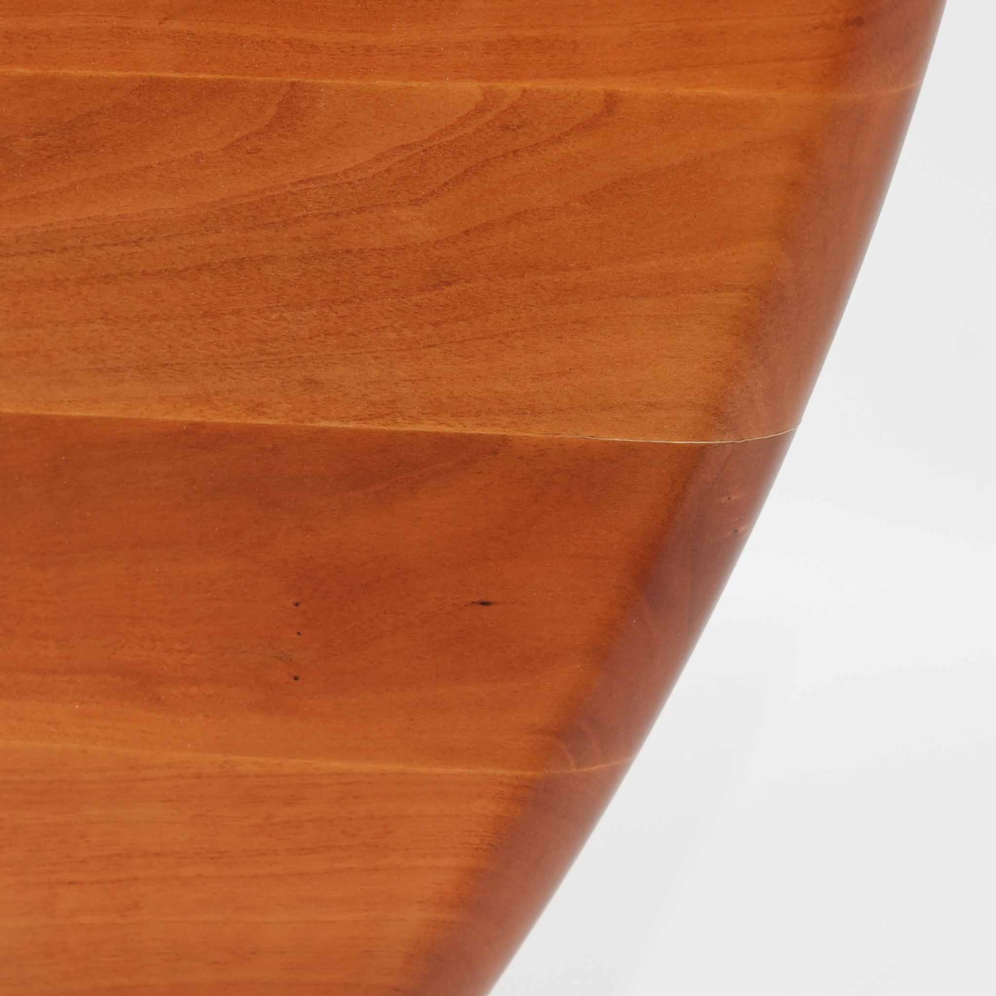 ブロードレネ・アンダーセンによる円形ダイニングテーブルで、チェリー無垢材を贅沢に用いた北欧ビンテージらしい上質な佇まいが魅力です。直径110cmのラウンド天板は、縁にやわらかな丸みを持たせた丁寧な仕上げで、脚部とのバランスも美しく、食卓を穏やかな雰囲気に整えます。無垢材ならではの滑らかな手触りと、経年により深みを増した色合いが特徴で、家族の団らんはもちろん、来客時にも自然と人が集まる一台です。北欧家具らしい実用性と職人技が感じられる、長く付き合えるダイニングテーブルです。