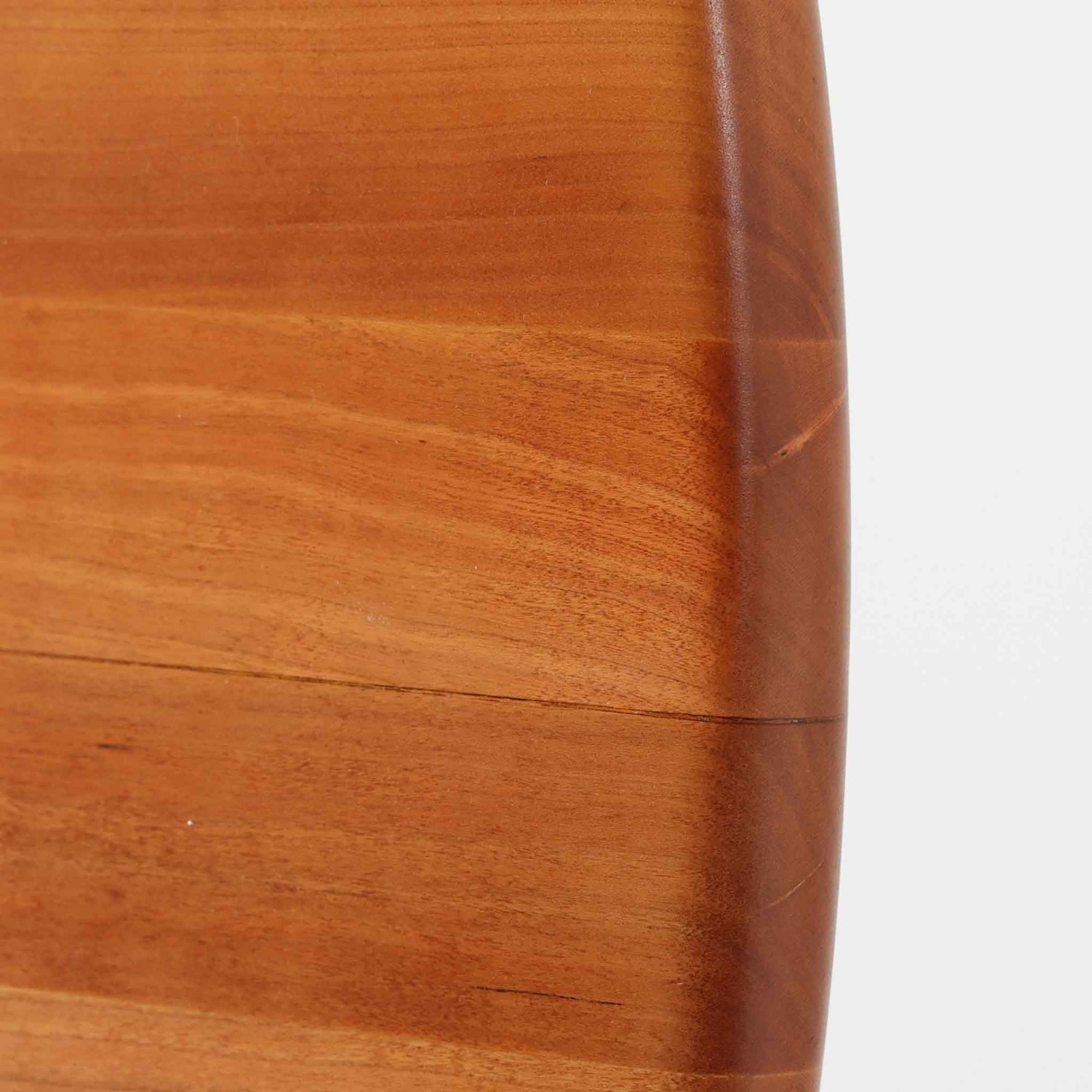 ブロードレネ・アンダーセンによる円形ダイニングテーブルで、チェリー無垢材を贅沢に用いた北欧ビンテージらしい上質な佇まいが魅力です。直径110cmのラウンド天板は、縁にやわらかな丸みを持たせた丁寧な仕上げで、脚部とのバランスも美しく、食卓を穏やかな雰囲気に整えます。無垢材ならではの滑らかな手触りと、経年により深みを増した色合いが特徴で、家族の団らんはもちろん、来客時にも自然と人が集まる一台です。北欧家具らしい実用性と職人技が感じられる、長く付き合えるダイニングテーブルです。