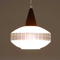 ガラスシェードに幾何学模様の装飾をあしらい、上部にあたたかみのあるウッドパーツを組み合わせた直径24cmのペンダントライトで、素材のコントラストが北欧ビンテージらしい個性を引き立てています。柔らかく広がる乳白ガラスが空間をやさしく照らし、ダイニングやキッチンカウンター、玄関灯としても取り入れやすいサイズ感です。シンプルながら手仕事を感じさせる仕上げや経年による素材の深みが魅力で、単体でアクセントにするほか、複数灯でリズムをつけたコーディネートにもおすすめです。