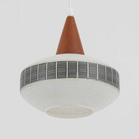 ガラスシェードに幾何学模様の装飾をあしらい、上部にあたたかみのあるウッドパーツを組み合わせた直径24cmのペンダントライトで、素材のコントラストが北欧ビンテージらしい個性を引き立てています。柔らかく広がる乳白ガラスが空間をやさしく照らし、ダイニングやキッチンカウンター、玄関灯としても取り入れやすいサイズ感です。シンプルながら手仕事を感じさせる仕上げや経年による素材の深みが魅力で、単体でアクセントにするほか、複数灯でリズムをつけたコーディネートにもおすすめです。