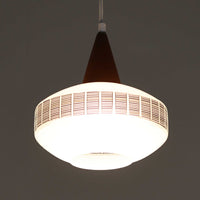 ガラスシェードに幾何学模様の装飾をあしらい、上部にあたたかみのあるウッドパーツを組み合わせた直径24cmのペンダントライトで、素材のコントラストが北欧ビンテージらしい個性を引き立てています。柔らかく広がる乳白ガラスが空間をやさしく照らし、ダイニングやキッチンカウンター、玄関灯としても取り入れやすいサイズ感です。シンプルながら手仕事を感じさせる仕上げや経年による素材の深みが魅力で、単体でアクセントにするほか、複数灯でリズムをつけたコーディネートにもおすすめです。