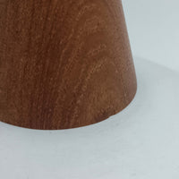 ガラスシェードに幾何学模様の装飾をあしらい、上部にあたたかみのあるウッドパーツを組み合わせた直径24cmのペンダントライトで、素材のコントラストが北欧ビンテージらしい個性を引き立てています。柔らかく広がる乳白ガラスが空間をやさしく照らし、ダイニングやキッチンカウンター、玄関灯としても取り入れやすいサイズ感です。シンプルながら手仕事を感じさせる仕上げや経年による素材の深みが魅力で、単体でアクセントにするほか、複数灯でリズムをつけたコーディネートにもおすすめです。