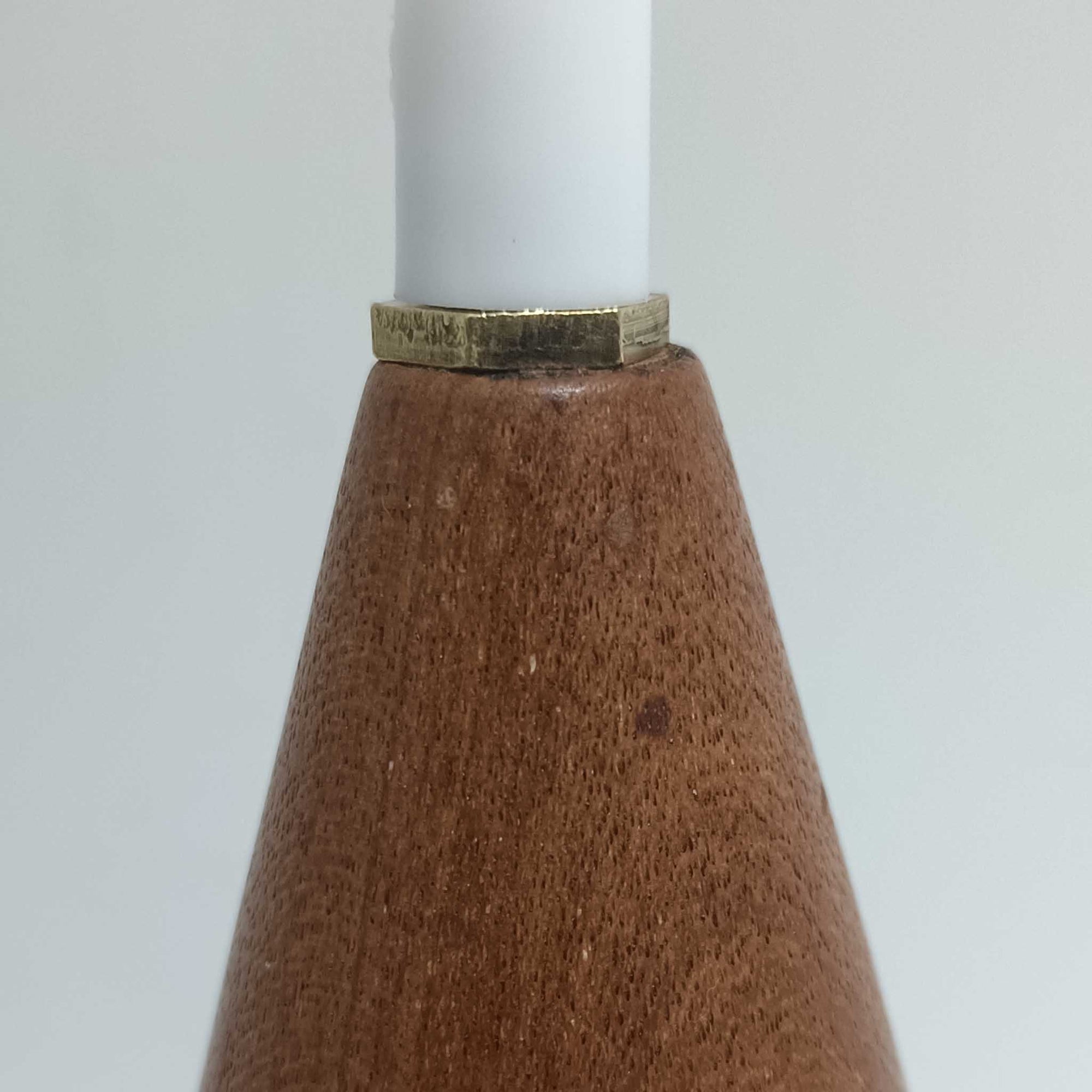 ガラスシェードに幾何学模様の装飾をあしらい、上部にあたたかみのあるウッドパーツを組み合わせた直径24cmのペンダントライトで、素材のコントラストが北欧ビンテージらしい個性を引き立てています。柔らかく広がる乳白ガラスが空間をやさしく照らし、ダイニングやキッチンカウンター、玄関灯としても取り入れやすいサイズ感です。シンプルながら手仕事を感じさせる仕上げや経年による素材の深みが魅力で、単体でアクセントにするほか、複数灯でリズムをつけたコーディネートにもおすすめです。