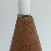 ガラスシェードに幾何学模様の装飾をあしらい、上部にあたたかみのあるウッドパーツを組み合わせた直径24cmのペンダントライトで、素材のコントラストが北欧ビンテージらしい個性を引き立てています。柔らかく広がる乳白ガラスが空間をやさしく照らし、ダイニングやキッチンカウンター、玄関灯としても取り入れやすいサイズ感です。シンプルながら手仕事を感じさせる仕上げや経年による素材の深みが魅力で、単体でアクセントにするほか、複数灯でリズムをつけたコーディネートにもおすすめです。