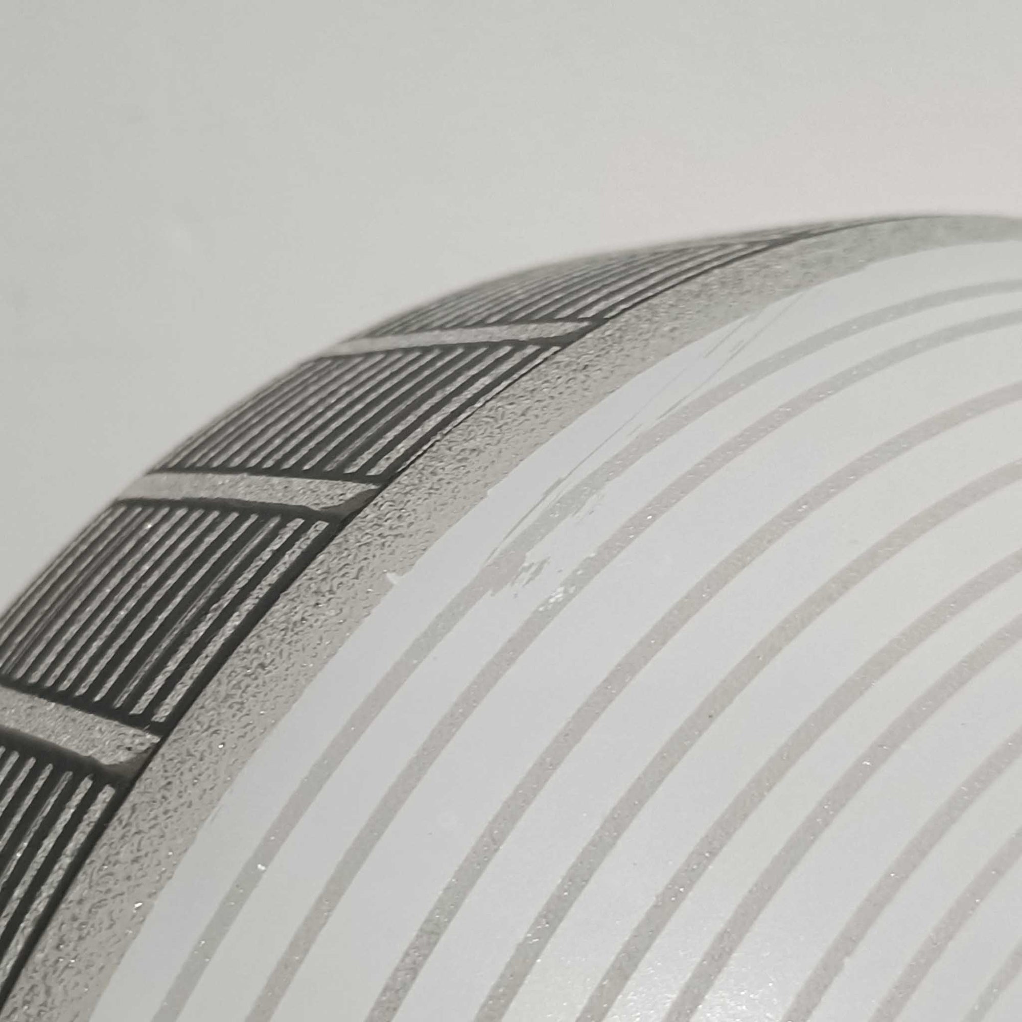 ガラスシェードに幾何学模様の装飾をあしらい、上部にあたたかみのあるウッドパーツを組み合わせた直径24cmのペンダントライトで、素材のコントラストが北欧ビンテージらしい個性を引き立てています。柔らかく広がる乳白ガラスが空間をやさしく照らし、ダイニングやキッチンカウンター、玄関灯としても取り入れやすいサイズ感です。シンプルながら手仕事を感じさせる仕上げや経年による素材の深みが魅力で、単体でアクセントにするほか、複数灯でリズムをつけたコーディネートにもおすすめです。