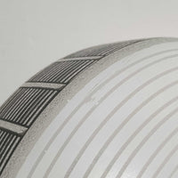 ガラスシェードに幾何学模様の装飾をあしらい、上部にあたたかみのあるウッドパーツを組み合わせた直径24cmのペンダントライトで、素材のコントラストが北欧ビンテージらしい個性を引き立てています。柔らかく広がる乳白ガラスが空間をやさしく照らし、ダイニングやキッチンカウンター、玄関灯としても取り入れやすいサイズ感です。シンプルながら手仕事を感じさせる仕上げや経年による素材の深みが魅力で、単体でアクセントにするほか、複数灯でリズムをつけたコーディネートにもおすすめです。