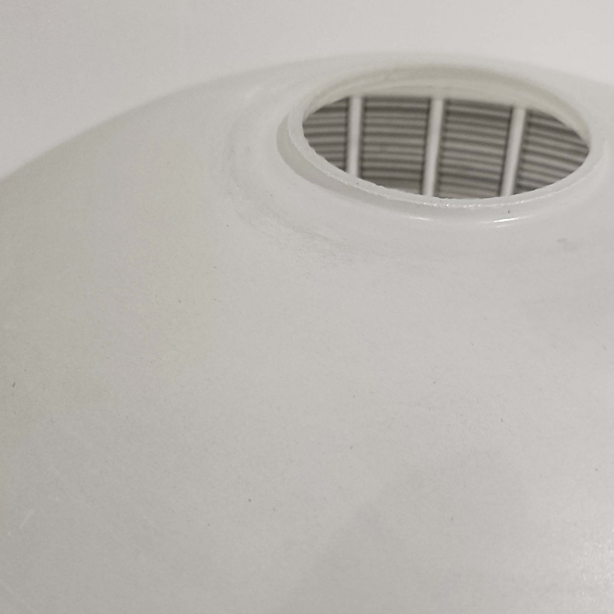 ガラスシェードに幾何学模様の装飾をあしらい、上部にあたたかみのあるウッドパーツを組み合わせた直径24cmのペンダントライトで、素材のコントラストが北欧ビンテージらしい個性を引き立てています。柔らかく広がる乳白ガラスが空間をやさしく照らし、ダイニングやキッチンカウンター、玄関灯としても取り入れやすいサイズ感です。シンプルながら手仕事を感じさせる仕上げや経年による素材の深みが魅力で、単体でアクセントにするほか、複数灯でリズムをつけたコーディネートにもおすすめです。