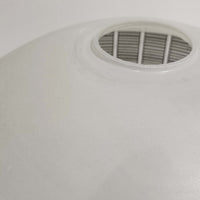 ガラスシェードに幾何学模様の装飾をあしらい、上部にあたたかみのあるウッドパーツを組み合わせた直径24cmのペンダントライトで、素材のコントラストが北欧ビンテージらしい個性を引き立てています。柔らかく広がる乳白ガラスが空間をやさしく照らし、ダイニングやキッチンカウンター、玄関灯としても取り入れやすいサイズ感です。シンプルながら手仕事を感じさせる仕上げや経年による素材の深みが魅力で、単体でアクセントにするほか、複数灯でリズムをつけたコーディネートにもおすすめです。