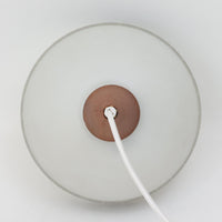 ガラスシェードに幾何学模様の装飾をあしらい、上部にあたたかみのあるウッドパーツを組み合わせた直径24cmのペンダントライトで、素材のコントラストが北欧ビンテージらしい個性を引き立てています。柔らかく広がる乳白ガラスが空間をやさしく照らし、ダイニングやキッチンカウンター、玄関灯としても取り入れやすいサイズ感です。シンプルながら手仕事を感じさせる仕上げや経年による素材の深みが魅力で、単体でアクセントにするほか、複数灯でリズムをつけたコーディネートにもおすすめです。