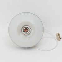 ガラスシェードに幾何学模様の装飾をあしらい、上部にあたたかみのあるウッドパーツを組み合わせた直径24cmのペンダントライトで、素材のコントラストが北欧ビンテージらしい個性を引き立てています。柔らかく広がる乳白ガラスが空間をやさしく照らし、ダイニングやキッチンカウンター、玄関灯としても取り入れやすいサイズ感です。シンプルながら手仕事を感じさせる仕上げや経年による素材の深みが魅力で、単体でアクセントにするほか、複数灯でリズムをつけたコーディネートにもおすすめです。