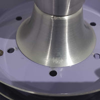 Carl ThoreがGranhaga Metallindustriで手掛けた直径15cmの小ぶりなペンダントライトで、段状に重ねたアルミシェードが光を柔らかく拡散し、点灯時には上下方向へ美しいグラデーションを生み出す北欧ビンテージ品です。繊細なヘアライン仕上げとブラックパーツのコントラストがモダンな印象を与え、キッチンカウンターや小空間のアクセント照明としてはもちろん、複数灯を並べたコーディネートにも最適です。コンパクトながら彫刻的なフォルムが存在感を放ち、経年で深まった質感がビンテージならではの魅力を際立たせています。