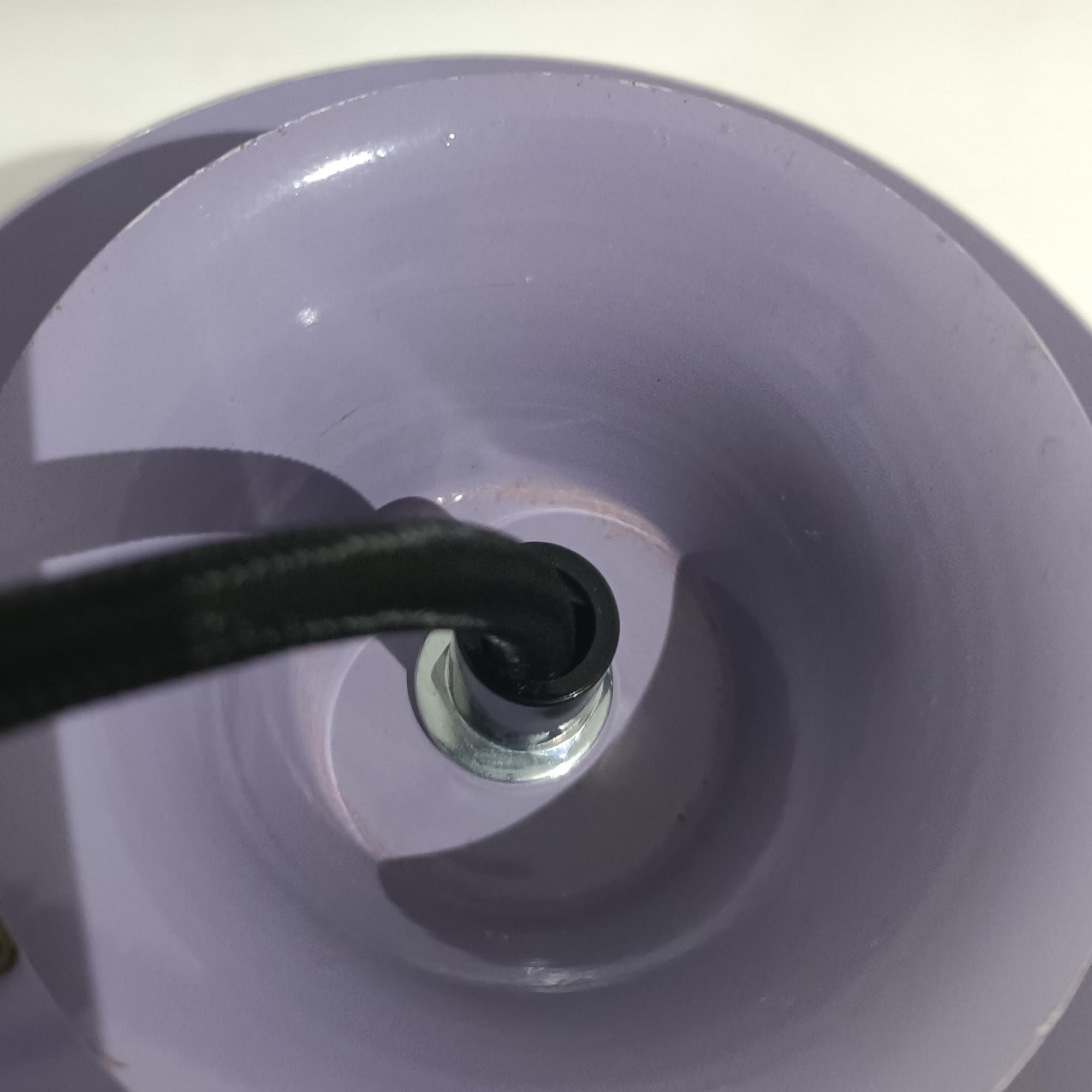 Carl ThoreがGranhaga Metallindustriで手掛けた直径15cmの小ぶりなペンダントライトで、段状に重ねたアルミシェードが光を柔らかく拡散し、点灯時には上下方向へ美しいグラデーションを生み出す北欧ビンテージ品です。繊細なヘアライン仕上げとブラックパーツのコントラストがモダンな印象を与え、キッチンカウンターや小空間のアクセント照明としてはもちろん、複数灯を並べたコーディネートにも最適です。コンパクトながら彫刻的なフォルムが存在感を放ち、経年で深まった質感がビンテージならではの魅力を際立たせています。